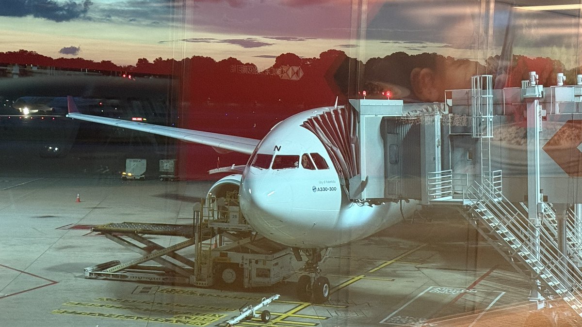 matryoshika01's tweet photo. シンガポール🇸🇬→コロンボ🇱🇰
久しぶりのスリランカ航空を利用して3.5時間のフライトです。

前回と同じでナロー機やと思ってたけどA333だったので嬉しい！！
スリランカ航空は紅茶のセレクションが豊富で好き！ https://t.co/UyRFuTiXrA
