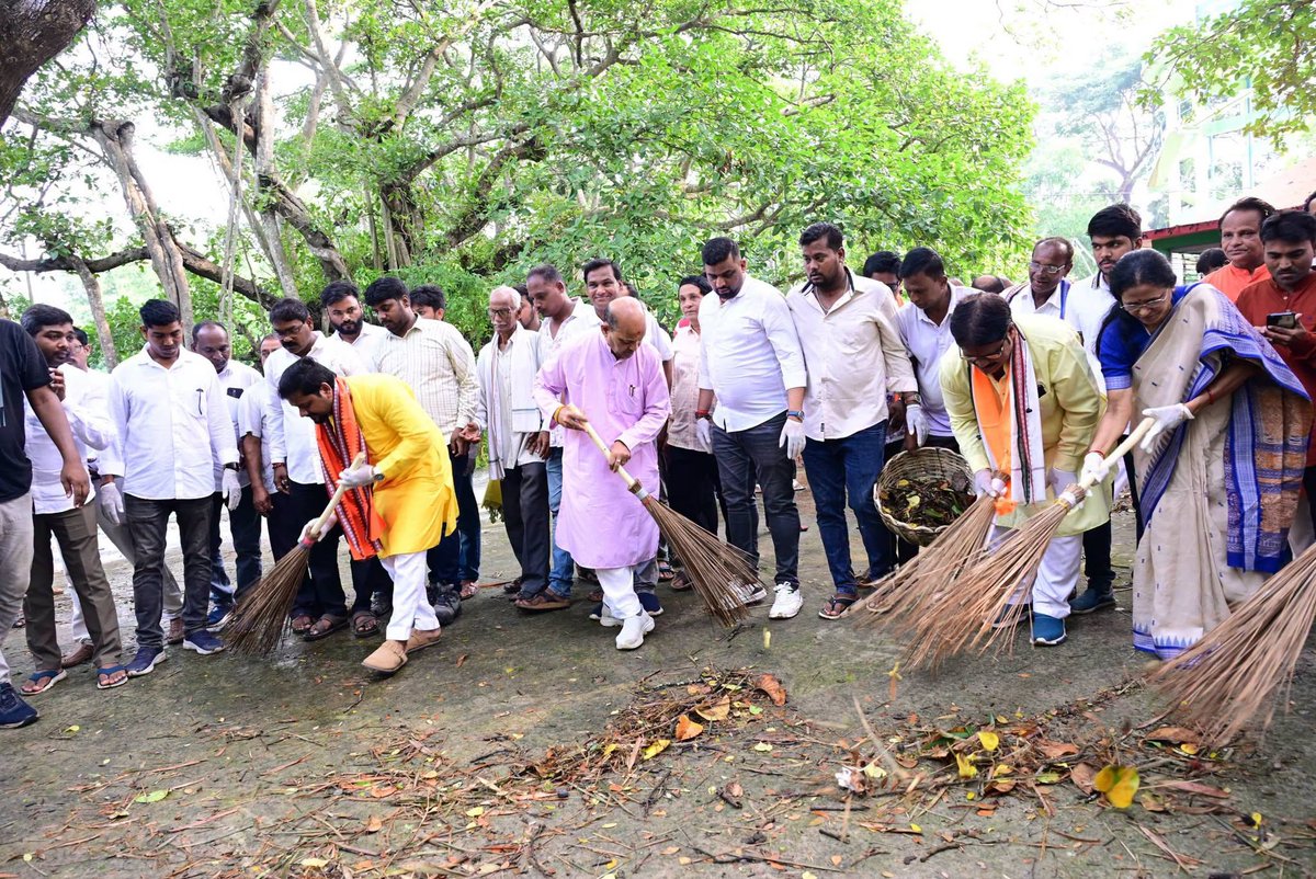 BJP4Odisha's tweet photo. କେନ୍ଦ୍ରରେ ଯଶସ୍ୱୀ ପ୍ରଧାନମନ୍ତ୍ରୀ ଶ୍ରୀ ନରେନ୍ଦ୍ର ମୋଦୀଙ୍କ ନେତୃତ୍ୱରେ ସରକାରଙ୍କ ୧୨ ବର୍ଷ ଏବଂ ଓଡ଼ିଶାରେ ମାନନୀୟ ମୁଖ୍ୟମନ୍ତ୍ରୀ ଶ୍ରୀ ମୋହନ ଚରଣ ମାଝୀଙ୍କ ନେତୃତ୍ୱରେ ସରକାରଙ୍କ ୨ ବର୍ଷ ପୂର୍ତ୍ତି ଅବସରରେ କେନ୍ଦ୍ରାପଡ଼ା ଜିଲ୍ଲା ଅନ୍ତର୍ଗତ ମାଁ ପଥରକଣୀ ମଣ୍ଡଳର ବାରୋ ଶକ୍ତିକେନ୍ଦ୍ର ସ୍ଥିତ ତାରାଣ୍ଡୋ ବଟ ମହାପୁରୁଷ ପରିସରରେ ଆୟୋଜିତ ସ୍ୱଚ୍ଛତା କାର୍ଯ୍ୟକ୍ରମରେ ମାନ୍ୟଵର ରାଜ୍ୟ ସଭାପତି ଶ୍ରୀ ମନମୋହନ ସାମଲ ଯୋଗ ଦେଇଛନ୍ତି ।

ଆୟୋଜିତ ଏହି କାର୍ଯ୍ୟକ୍ରମରେ ମାନ୍ୟବର ବିଧାୟକ ଶ୍ରୀ ଦୁର୍ଗା ପ୍ରସନ୍ନ ନାୟକ, ଦଳୀୟ ପଦାଧିକାରୀ ଏବଂ ଅନ୍ୟ ନେତୃବୃନ୍ଦ ପ୍ରମୁଖ ଉପସ୍ଥିତ ଯୋଗ ଦେଇଥିଲେ ।