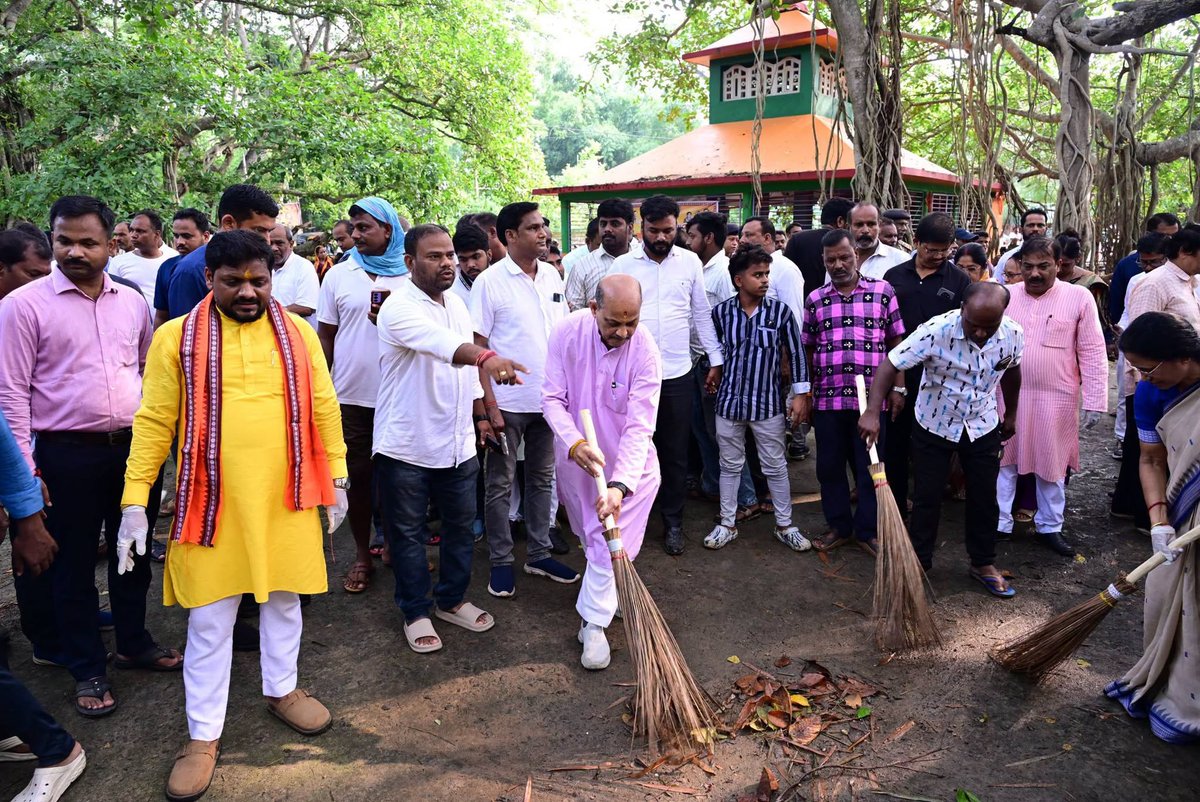 BJP4Odisha's tweet photo. କେନ୍ଦ୍ରରେ ଯଶସ୍ୱୀ ପ୍ରଧାନମନ୍ତ୍ରୀ ଶ୍ରୀ ନରେନ୍ଦ୍ର ମୋଦୀଙ୍କ ନେତୃତ୍ୱରେ ସରକାରଙ୍କ ୧୨ ବର୍ଷ ଏବଂ ଓଡ଼ିଶାରେ ମାନନୀୟ ମୁଖ୍ୟମନ୍ତ୍ରୀ ଶ୍ରୀ ମୋହନ ଚରଣ ମାଝୀଙ୍କ ନେତୃତ୍ୱରେ ସରକାରଙ୍କ ୨ ବର୍ଷ ପୂର୍ତ୍ତି ଅବସରରେ କେନ୍ଦ୍ରାପଡ଼ା ଜିଲ୍ଲା ଅନ୍ତର୍ଗତ ମାଁ ପଥରକଣୀ ମଣ୍ଡଳର ବାରୋ ଶକ୍ତିକେନ୍ଦ୍ର ସ୍ଥିତ ତାରାଣ୍ଡୋ ବଟ ମହାପୁରୁଷ ପରିସରରେ ଆୟୋଜିତ ସ୍ୱଚ୍ଛତା କାର୍ଯ୍ୟକ୍ରମରେ ମାନ୍ୟଵର ରାଜ୍ୟ ସଭାପତି ଶ୍ରୀ ମନମୋହନ ସାମଲ ଯୋଗ ଦେଇଛନ୍ତି ।

ଆୟୋଜିତ ଏହି କାର୍ଯ୍ୟକ୍ରମରେ ମାନ୍ୟବର ବିଧାୟକ ଶ୍ରୀ ଦୁର୍ଗା ପ୍ରସନ୍ନ ନାୟକ, ଦଳୀୟ ପଦାଧିକାରୀ ଏବଂ ଅନ୍ୟ ନେତୃବୃନ୍ଦ ପ୍ରମୁଖ ଉପସ୍ଥିତ ଯୋଗ ଦେଇଥିଲେ ।