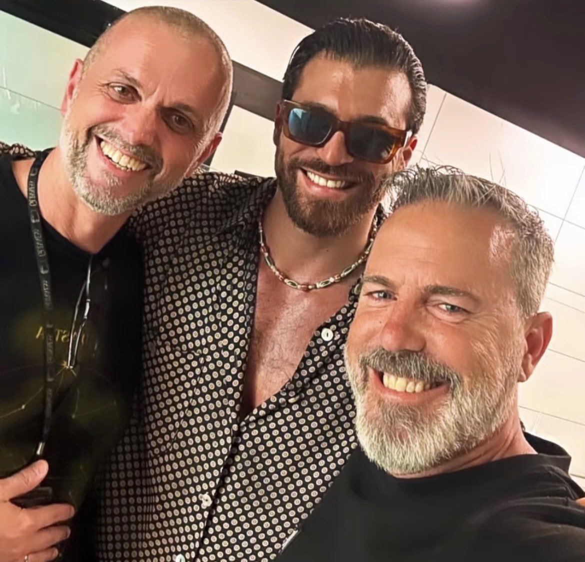 iraildebarros's tweet photo. Um sábado maravilhoso a todos nosso príncipe #CanYaman está com seus amigos curtindo o seu final de semana  ❤️🫶🇧🇷 https://t.co/2FTG24k23I