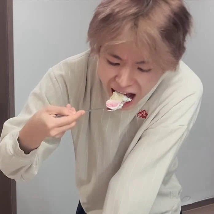 kyotokuno's tweet photo. 하씨ㅋㅋㅋㅋㅋ케이크 먹을때마다 이러네 https://t.co/iNoCyeURRB