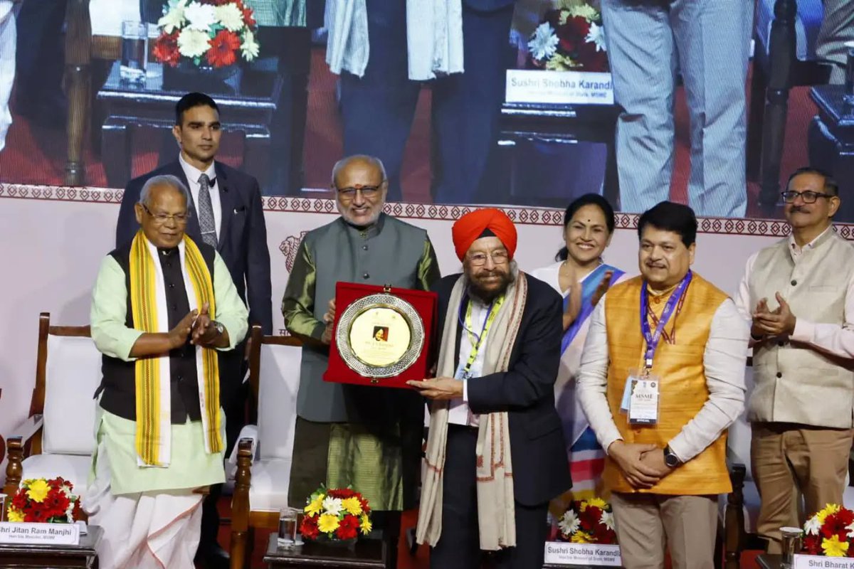 NSICLTD's tweet photo. MSME Day 2026 ✨

Hon’ble 𝗩𝗶𝗰𝗲 𝗣𝗿𝗲𝘀𝗶𝗱𝗲𝗻𝘁, 𝗦𝗵𝗿𝗶 𝗖. 𝗣. 𝗥𝗮𝗱𝗵𝗮𝗸𝗿𝗶𝘀𝗵𝗻𝗮𝗻 felicitated the National Small Industries Corporation (𝗡𝗦𝗜𝗖) on its upgradation from a 𝗦𝗰𝗵𝗲𝗱𝘂𝗹𝗲 ‘𝗕’ 𝘁𝗼 𝗮 𝗦𝗰𝗵𝗲𝗱𝘂𝗹𝗲 ‘𝗔’Central Public Sector Enterprise (CPSE) https://t.co/jKbJiYrJS3