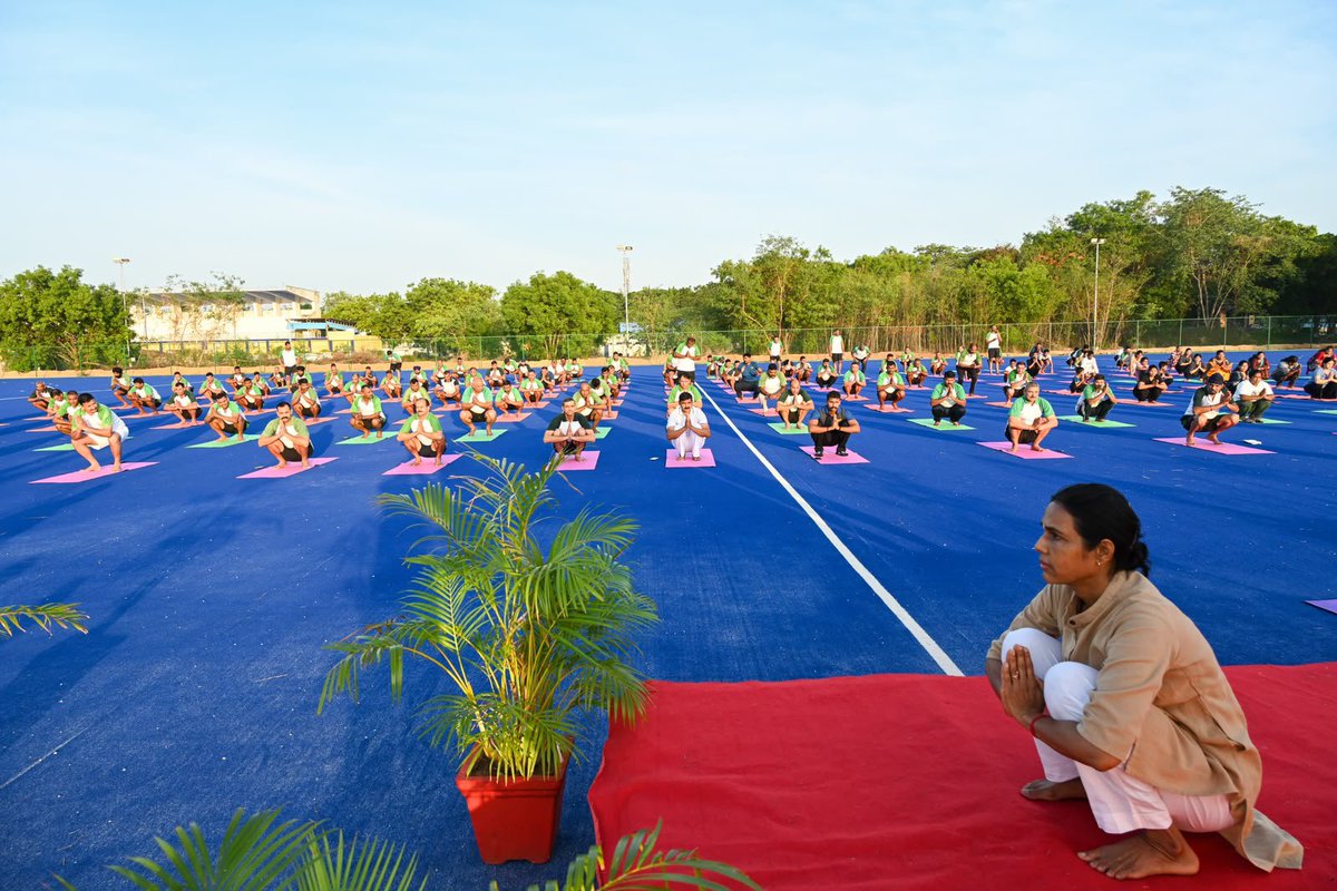 IN_RAJALI's tweet photo. A radiant morning. A timeless tradition. An unwavering spirit. ☀️ 

As part of #IDY2026, the DSC personnel and their families at #INSRajali embraced the transformative practice of Yoga in a thoughtfully guided session by the Isha Foundation.

Amidst an atmosphere of tranquillity and camaraderie, the gathering celebrated the enduring pursuit of physical vitality, mental clarity and purposeful living. 🧘‍♂️⚓

#YogaForHealthyAgeing
#IndianNavy 
@indiannavy
@IN_HQENC 
@IN_HQTNP 
@Def_PRO_Chennai