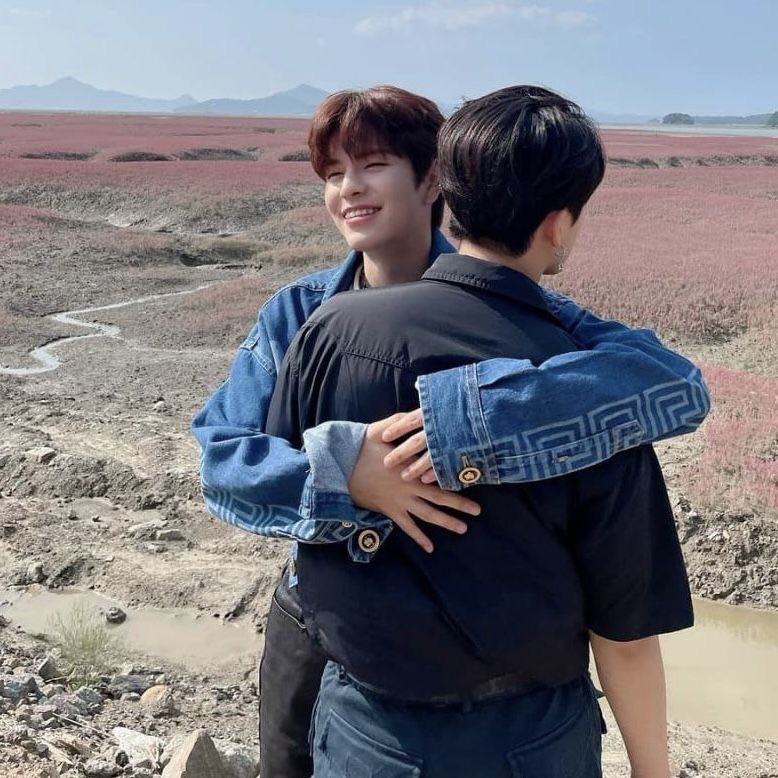 DDtrack4's tweet photo. can we talk about how wide seungmin smiles when he’s in changbins presence?? https://t.co/tKkvdLhEgQ