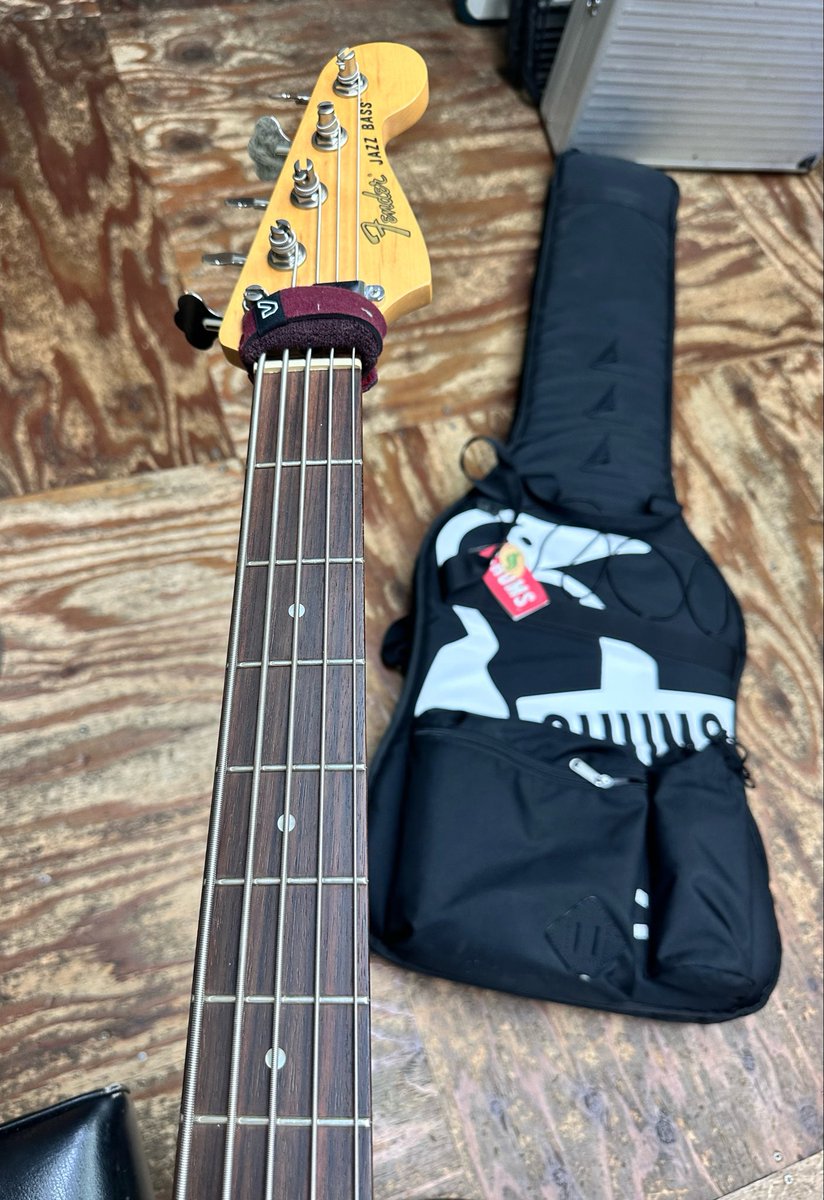 NodeGrow's tweet photo. 割とゴツそうなG&LよりもこのJBのネックのナット幅広いんだよな、フェンダーメキシコ中古屋で安めにゲット、ペグとブリッジを好みのヒップショットにモディファイして愛用しております
またライブに出たいなり
#FenderMEX https://t.co/TJcHKncQ3C