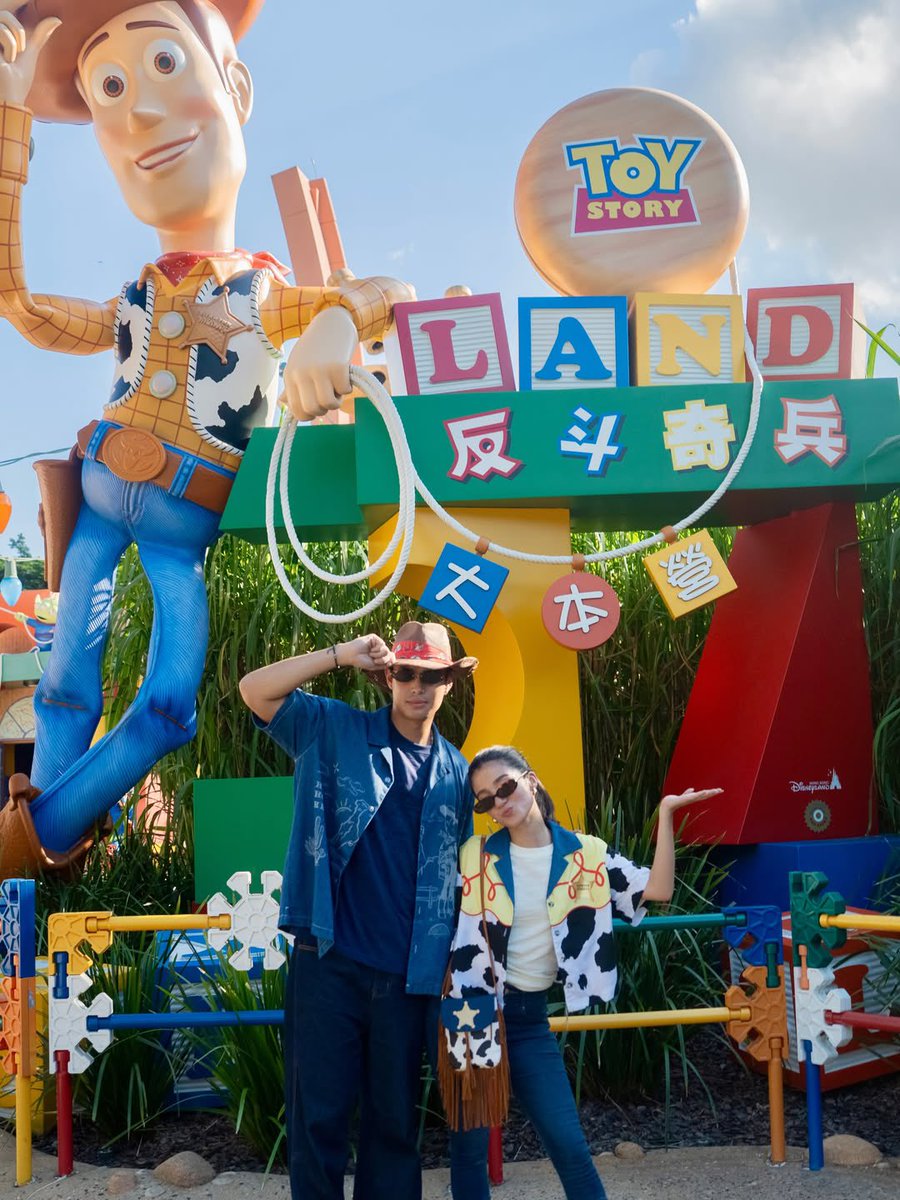 DONATORSPH's tweet photo. [📸 IG] Donny’s Instagram Post! 💙

“Best way to cap our tour! Team trip at the happiest place on earth 🤍✨

@.hkdisneyland #HKDisneyland”

#DonnyPangilinan
@donnypangilinan https://t.co/ydfUTIjIqC