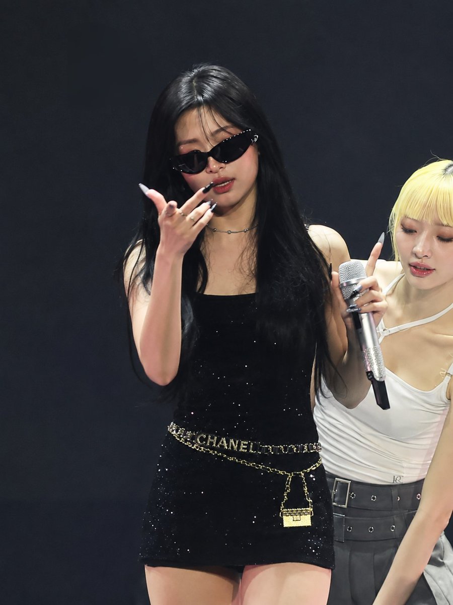ahyeon pics tweet media