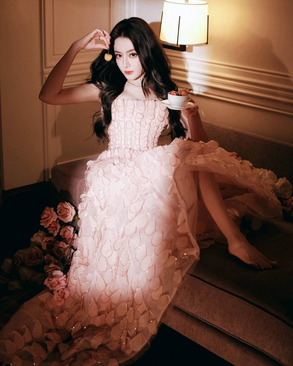 Babaxiaobaobei's tweet photo. วันนี้ชีใส่กูตูร์ออกงานอีเว้นท์อีกละ โดนเม้าท์แน่ๆ แต่ไม่เป็นไรนะลูกแม่ชอบให้คนเม้าท์ ปีนี้ก็ใส่ให้ครบร้อยตัวไปเลยย https://t.co/boPb31ofIP