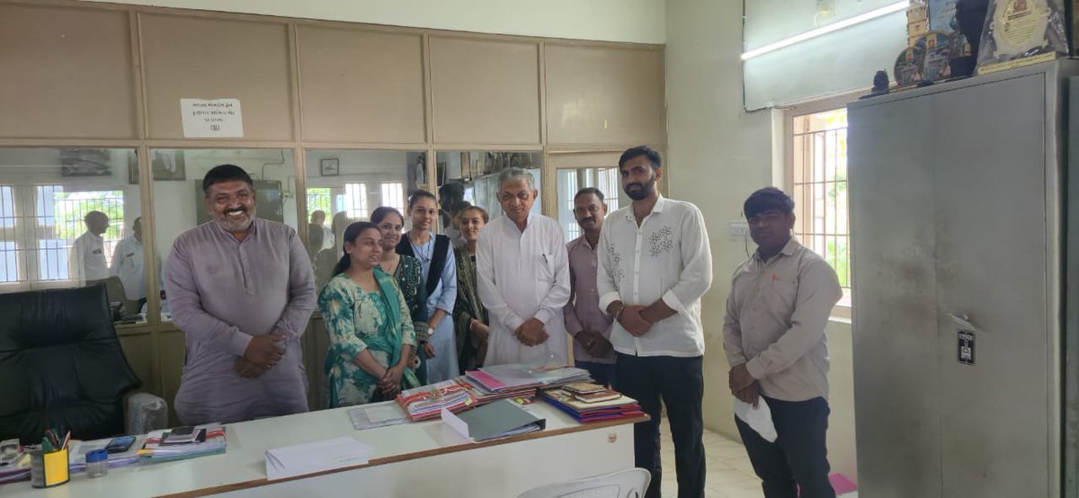 DesauJayesh's tweet photo. ટેટ-1 ની ભરતીમાં ઓબીસી કેટેગરીને 27% મુજબ જગ્યાઓ મળે અને ગઈ ભરતીની જેમ ફરીથી અન્યાય નો થાય તે માટે @kunvarjibavalia સર સાથે ઉમેદવાર મિત્રો દ્વારા મુલાકાત કરવામાં આવી. 
@Bhupendrapbjp @sanghaviharsh @drpradyumanvaja @Rivaba4BJP @TBChhangaBJP @CMOGuj @hirabhaisolanki https://t.co/stOISzGQGG