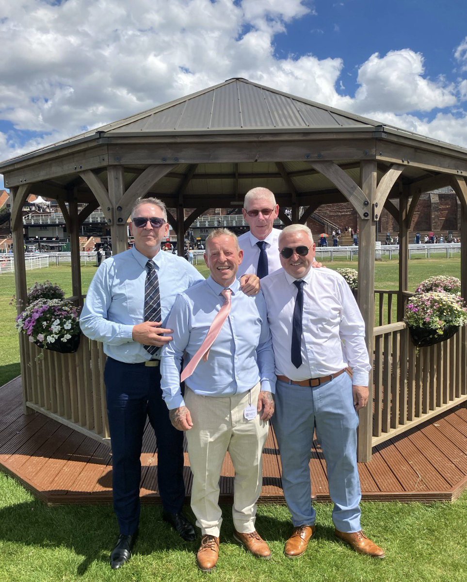 HeatherBrowFC's tweet photo. Our committee at the races today looking dapper ! ๐
Enjoy your day fellas ๐๐ผ
#UTFB๐ตโซ๏ธ https://t.co/yqICSg0N21