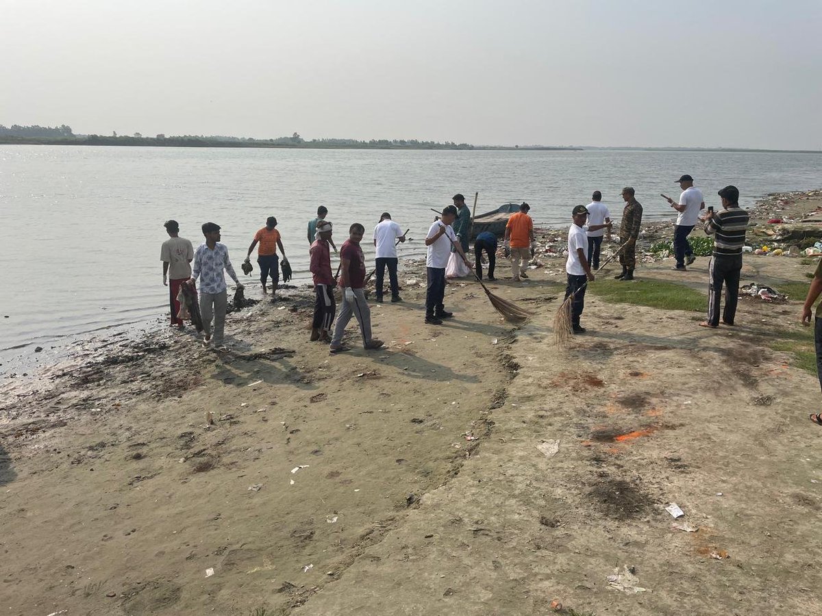 cleanganganmcg's tweet photo. भारतीय सेना की 137 सीईटीएफ बटालियन, 39 गोरखा राइफल की गंगा टास्क फोर्स ने कानपुर नगर के बिठूर स्थित पत्थर घाट पर मातृ छाया गुरुकुलम के विद्यार्थियों एवं स्थानीय नागरिकों के साथ गंगा स्वच्छता अभियान चलाया।

अभियान के दौरान गंगा स्वच्छता एवं पर्यावरण संरक्षण के प्रति जागरूक करते हुए सभी को स्वच्छता की शपथ दिलाई गई तथा पौधों का वितरण किया गया। इस अवसर पर संदेश दिया गया कि गंगा हमारी आस्था, संस्कृति और जीवन का आधार है। इसकी स्वच्छता बनाए रखना हम सभी की सामूहिक जिम्मेदारी है। सभी से नदी में कचरा न फेंकने, प्लास्टिक का कम उपयोग करने और स्वच्छता के प्रति जागरूकता फैलाने का आह्वान किया गया।

#CleanGanga #SwachhBharat #EnvironmentProtection #IndianArmy #GoGreen