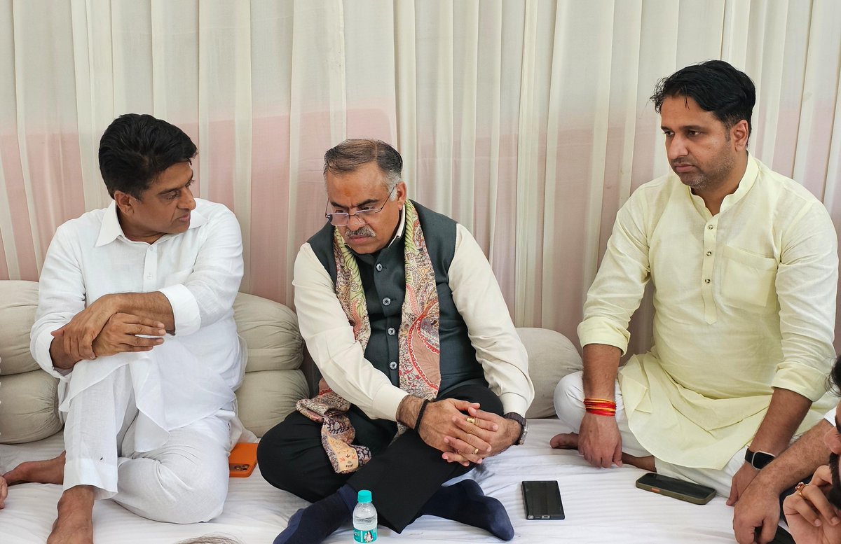 tarunchughbjp's tweet photo. भारतीय जनता युवा मोर्चा के राष्ट्रीय महामंत्री श्री @Rohit_Chahal जी के पूजनीय पिताश्री एवं NDMC, नई दिल्ली के उपाध्यक्ष श्री @kuljeetschahal जी के भाई, स्वर्गीय श्री नरेश चौधरी जी के आकस्मिक निधन पर आज उनके नई दिल्ली स्थित निवास पर पहुँचकर श्रद्धांजलि अर्पित की। 
इस दुःखद अवसर पर शोक-संतप्त परिवारजनों से मिलकर संवेदनाएँ व्यक्त कीं।

ॐ शांति 🙏