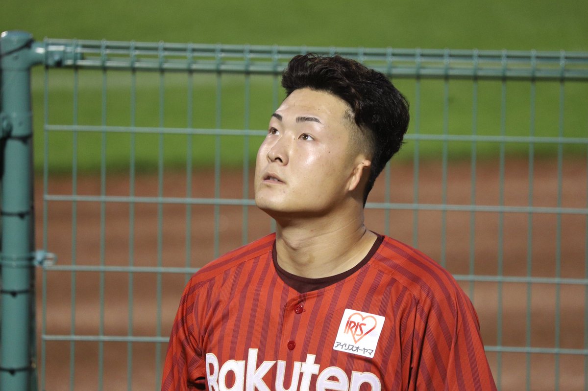 hnsntg22's tweet photo. 花火を眺めるブルペン陣🎆
#藤原聡大 選手
#泰勝利 選手
#日當直喜 選手
#内星龍 選手

2026.06.27 ほっともっとフィールド神戸
#東北楽天ゴールデンイーグルス https://t.co/DoGK2WQJBM