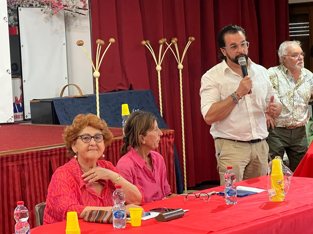 TeresaBellanova's tweet photo. Ieri pomeriggio, davanti ai cancelli dello stabilimento Electrolux di Cerreto d’Esi, ho incontrato la RSU e le lavoratrici e i lavoratori durante il cambio turno per portare la mia solidarietà e ribadire un impegno: essere al fianco di chi si batte perché questo importante stabilimento non venga chiuso e perché lavoratrici e lavoratori non perdano il proprio lavoro.
Con noi, davanti ai cancelli, c’erano anche il sindaco David Grillini e l’assessora Michela Bellomaria. Negli sguardi e nelle parole delle lavoratrici e dei lavoratori ho colto tutta la preoccupazione per il futuro, ma anche la dignità e la determinazione di chi non intende arrendersi.
A seguire, un incontro molto partecipato con i sindaci di Cerreto d’Esi, Fabriano e Sassoferrato, i segretari regionali di CGIL, CISL e UIL e il contributo del professor Carboni sul modello marchigiano.
Da questo confronto è emersa una convinzione: per rilanciare le Marche e il Paese servono politiche industriali vere, capaci di sostenere il manifatturiero, l’agroalimentare, l’innovazione e il lavoro.
È proprio questa visione che oggi manca, sia a livello nazionale sia a livello regionale. Senza una strategia industriale non si governano le trasformazioni: si rincorrono soltanto le crisi.
Grazie a tutte e a tutti i partecipanti, alla consigliera regionale Valeria Mancinelli e un ringraziamento a Fabiola Caprari, pres. Reg.IV,per l’invito e per aver promosso questo momento di confronto.
