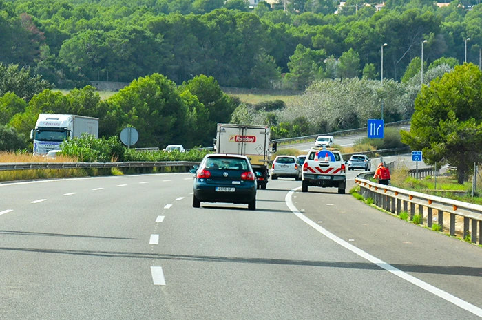 mecanicashercas's tweet photo. Novedades en el Reglamento General de Circulación: carril de emergencia y nuevas normas de rebasamiento de vehículos inmovilizados y ciclistas https://t.co/DOh7lrXKQd vía @Encarretera2013 https://t.co/xGKLSOVmxD