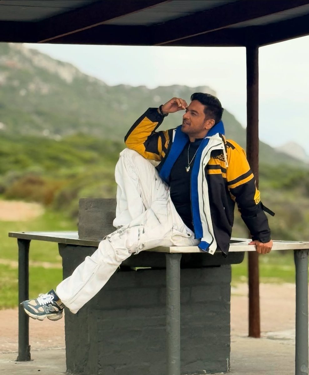 PadhaiKaroPadai's tweet photo. Banda sochte hue ki #KhannaKeKaramChand aakhir mujhe dhund kaise lete hai? Ab aur better kaise chupu?

#GauravKhanna
#KhannaKaKhaandaan
#KhatronKeKhiladi15 https://t.co/jlhfz3clw5