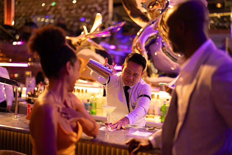 VacationsMj's tweet photo. 🍸 Raise a glass at the chic Martini Bar, where the night comes alive onboard! Enjoy crafted cocktails in a vibrant atmosphere, perfect for a late-night celebration with your partner. 

Contact me today to book your cruise and start your evening adventure! 📞 https://t.co/TFoD3U52wU