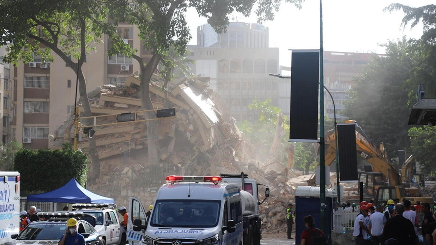 ACNURspain's tweet photo. Desde ACNUR, estamos movilizando personal y recursos para responder a los efectos de los devastadores terremotos que azotaron Venezuela el miércoles, causando destrucción generalizada y dejando a miles de personas con necesidad urgente de asistencia.
https://t.co/SYVXjvunU1 https://t.co/wyTEHMnAk1