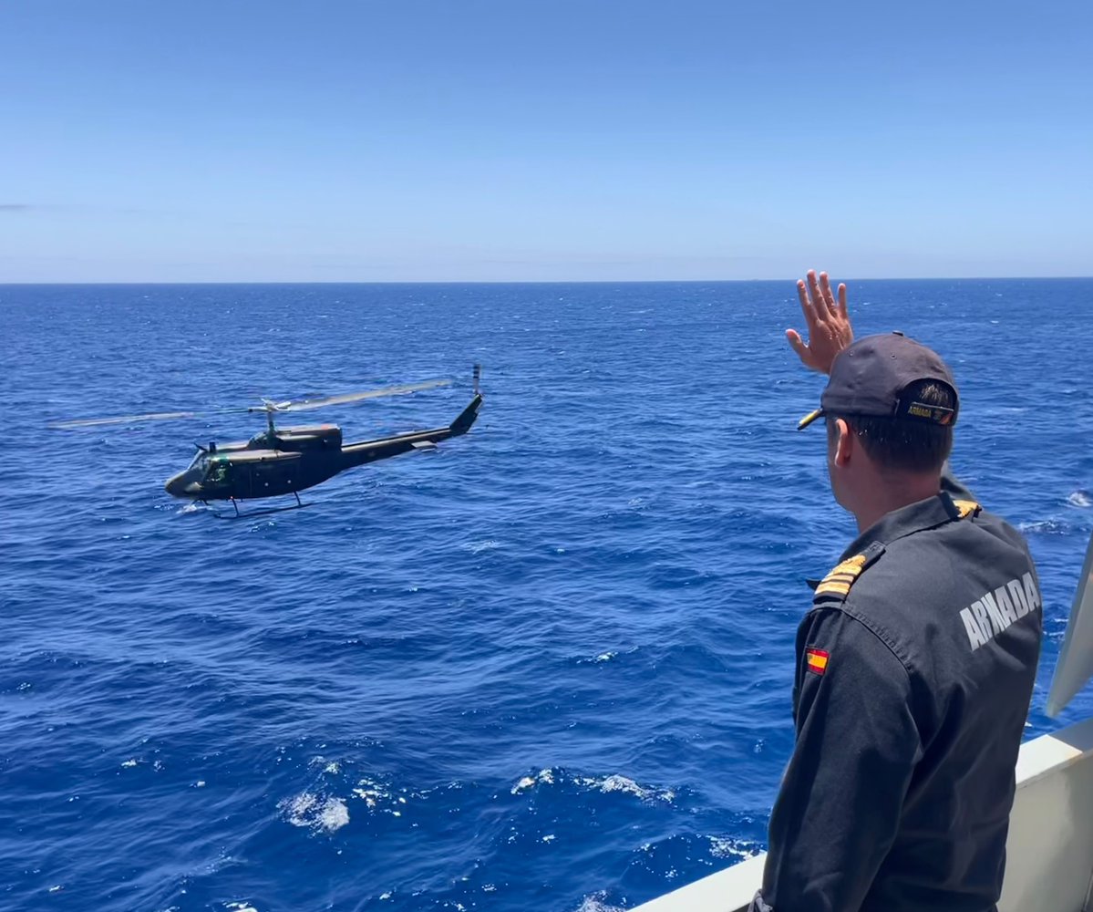 Armada_esp's tweet photo. ⚓️🇪🇸 El BAM “Meteoro” participa junto a la EMMOE en el ejercicio “Alfanje”, dentro del Curso de Operaciones Especiales.

🪂🌊Adiestramiento conjunto y la integración entre #Ejércitos y Unidades mediante operaciones marítimas y aéreas. 

#SomosLaArmada @EjercitoTierra https://t.co/rEHSGCD0eQ