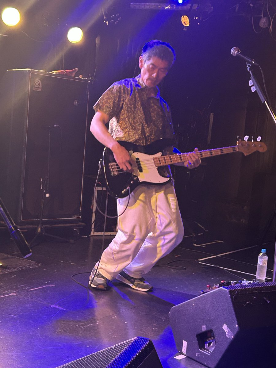 btbmatsuuu's tweet photo. fOUL！
今年都内初ライブ、新曲初出し、学さん新ベーアン初おろし、大地さんは娘さんがfOUL初鑑賞と初ものづくしの一夜。
そのせいか、演奏のファールもいつもより多めだったかもw
しかし永遠に完成されない美しさこそfOUL。
イベント全��がどことなく最初期の砂上の雰囲気がして楽しかったなあ、、、 https://t.co/HXRaXEZlSv