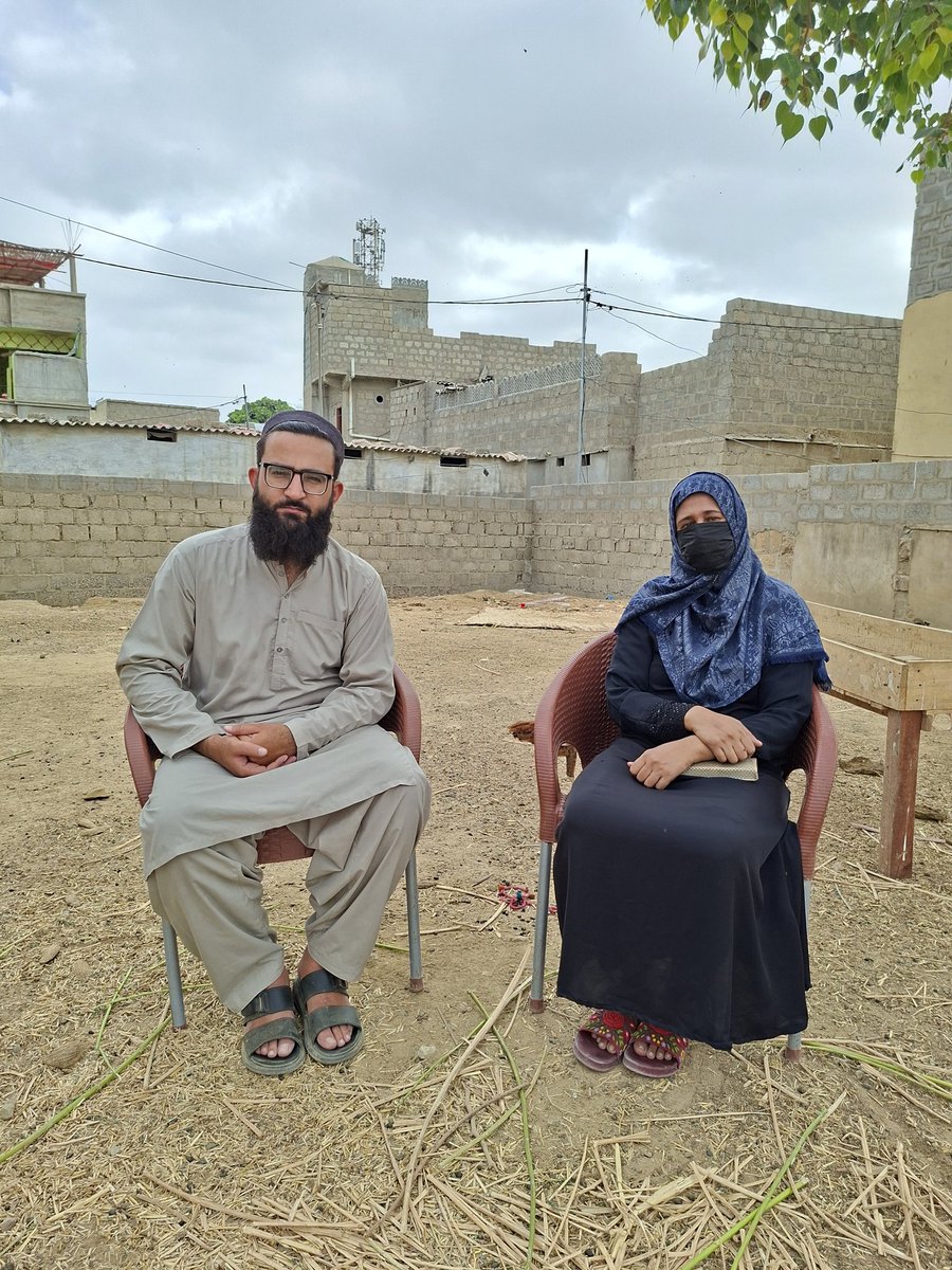 10waliullah's tweet photo. چکوال کے دوست انور بی بی کا خاندان تلاش کرنے میں ہماری مدد کریں۔۔!!

انور بی بی کا کہنا ہے کہ وہ تقریبا دس سال کی تھی جب گھر سے بچھڑ گئی تھی۔چکوال سے کراچی مومن آباد شفٹ ہوئے تھے۔ والدہ فوت ہوئی تھی۔بہن بھائی چھوٹے تھے۔کوئی سنبھالنے والا نہیں تھا۔ بڑے بھائی کی شادی ہوگئی تو میں بھائی کےپاس رہتی تھی۔ بھائی کی ڈانٹ سے ڈر کر میں گھر سے نکل کر ٹرین اسٹیشن پہنچ گئی کہ وہاں سے گاوں جاکر پھوپھی کے پاس رہونگی, پھوپھی بہت پیار کرتی تھی۔
لیکن ٹرین نکل گئی تھی اور لوگوں نے کمسنی کی وجہ سے روک لیا کہ غلط ہاتھوں میں چلی جائےگی۔
مجھے پولیس کے حوالے کردیا،پولیس نے مجھے گھر بھیجنے کا کہا لیکن میں نے ان سے کہا کہ بھائی مجھے مارےگا دل میں بھائی کا خوف تھا۔ 
پولیس نے عارضی طور پر ایک شیلٹر جانے کا کہا میں وہاں جمع ہوگئی۔ 
تین سال بعد میں شیلٹر سے کسی طرح نکل گئی ایک فیملی  نے مجھے رکھ لیا، میری شادی کروادی۔ 
ابھی میرے بچے ہیں۔شوہر چھوڑ چکا ہے۔
مجھے میرے بھائی اور بہن بہت یاد آتے ہیں۔خدارا کے لئے مجھے اپنوں سے ملائیں 
انور بی بی کے والد کا نام غلام رسول ہے،والدہ فاطمہ فوت ہوچکی تھی۔
بھائیوں کے نام عاشق حسین،ساجد حسین،اور عابد حسین اور ایک بہن سمیرا کے نام یاد ہیں۔
دادے کا نام کرم الہی  اور  چچا  نذیر دوسرا حاجی فیض رسول۔
 ایڈریس:چکوال،چوا سیدن شاہ، گاؤں ڈنڈوٹ ۔
سال 1997 میں کراچی میں اپنے گھر سے نکلی تھی۔
انور بی بی کی داستان مکمل ہم لکھنے سے فیصل الحال قاصر ہیں۔اللہ کسی دشمن کو بھی اس طرح کے دن نا دکھائے۔ 
آپ نے اگر کسی بے بس اور مظلوم انسان کی دعا لیکر اپنا بیڑا پار کروانا ہو تو اس پوسٹ کو زیادہ سے زیادہ شئیر کریں اسکے اپنے مل گئے اور وہ ایکسپٹ کرنے کو تیار ہوجائیں تو بہت ساری دعائیں آپکے حق میں کرےگی جو ان شاءاللہ رد نہیں ہونگیں۔
کسی بھی اطلاع کے لیے نیچے درج نمبر پر رابطہ کریں۔
+923162529829

27 june 2026 
#waliullahmaroof