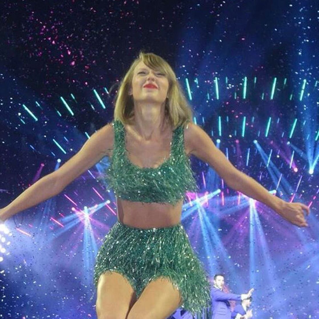 drewgirlevil's tweet photo. forever obsessed with this shade of green on her https://t.co/QFYJQfvqN0