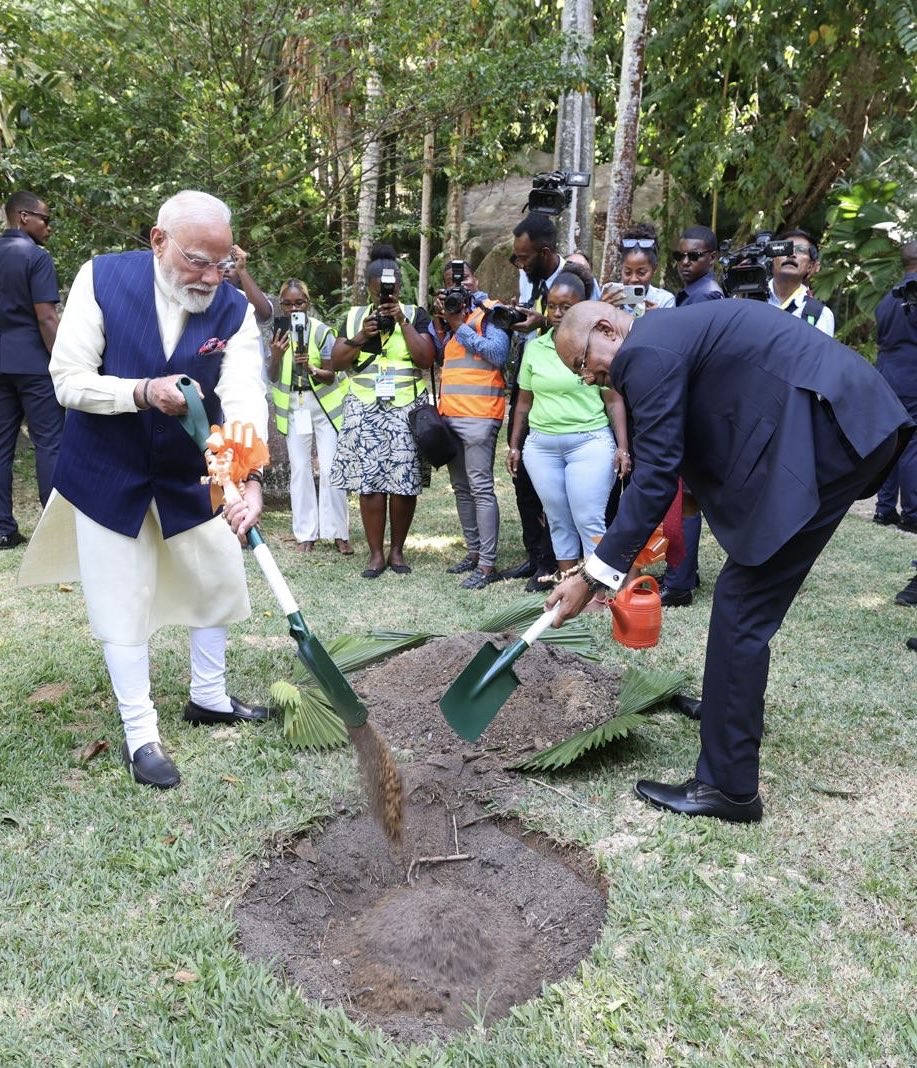 MEAIndia's tweet photo. Prime Minister @narendramodi planted a sapling of the rare  ‘Coco de Mer’ palm at the Seychelles National Botanical Garden in the presence of President Dr. Patrick Herminie.
The tree planting is part of ‘Ek Ped Maa Ke Naam’ initiative and reflects the shared India-Seychelles commitment towards sustainability and environmental stewardship. 

PM along with President Dr. Patrick Herminie also visited the Giant Tortoise Enclosure at the Seychelles National Botanical Garden.

🇮🇳  🇸🇨

#50YearsIndiaSeychelles