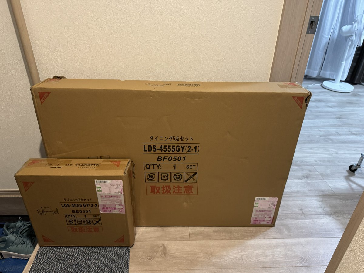 LTgen02's tweet photo. とりあえずテーブル
これがこうなってこう
床の色と合ってて良かった☺️
椅子は明日やるか🪑 https://t.co/B7Tmi4hV3e