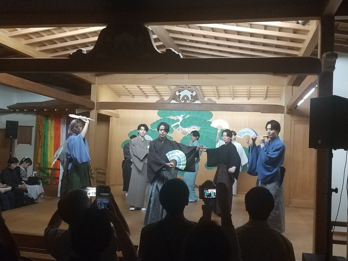 __tokin__'s tweet photo. 歌舞伎町のホストさんが日舞を舞う会に参加。舞台は真剣真面目、客席はホストクラブモードのギャップが面白い。
次の躍りのMCの度に物販の宣伝が入ったり、突然サザン歌い始めたり。でも躍りはマジ。
3万のシャンパン開けさそうしたのはウケた。入場料1000円なのに。皆さん大変に結構！
#好色一代男 https://t.co/yDdgdFEGAh