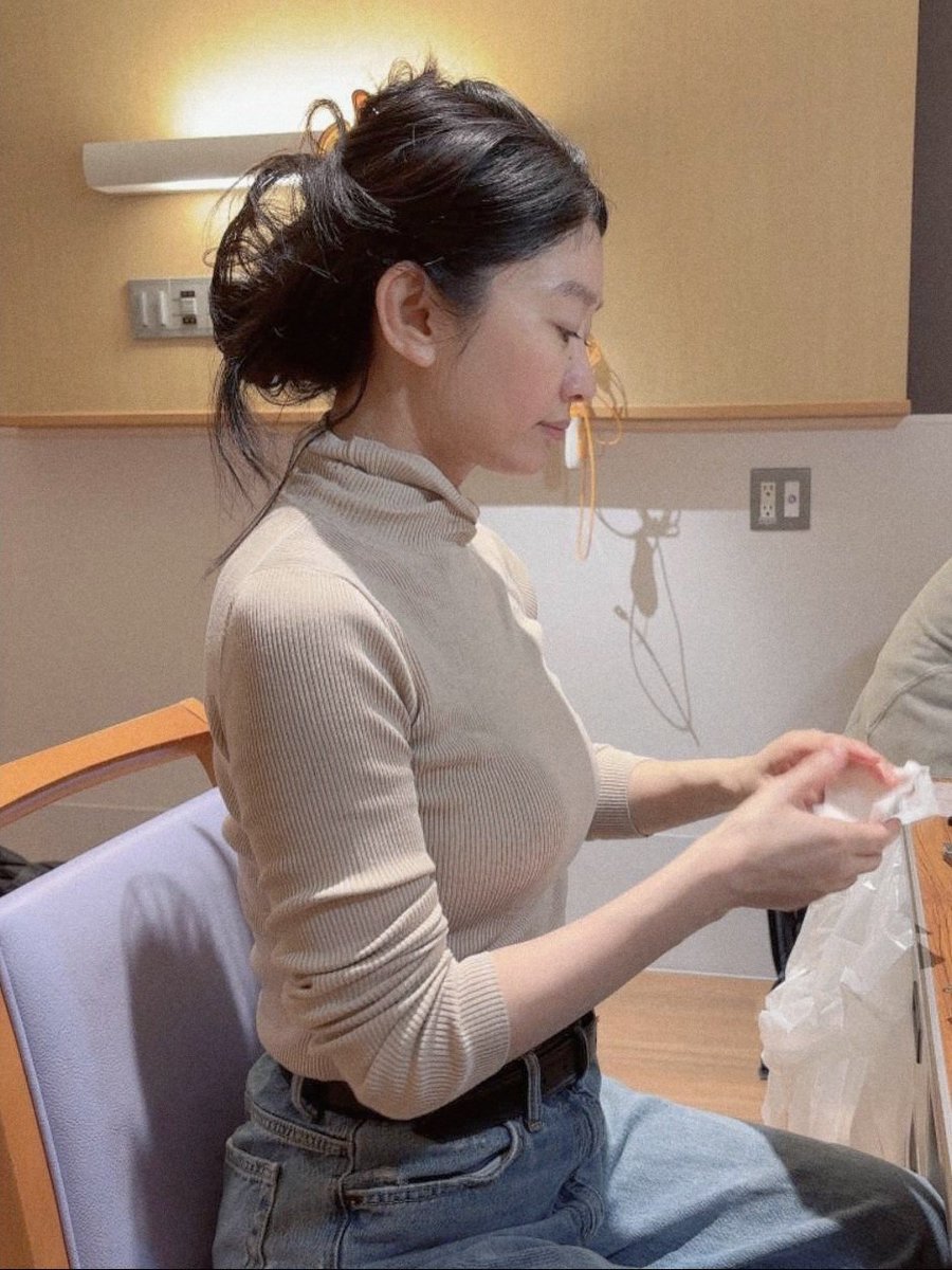 OPI18469892335's tweet photo. 篠原涼子(52)、さすがにもう限界か……？ https://t.co/6uUgGhFCCN