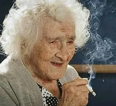 Rainmaker1973's tweet photo. This is Jeanne Calment, who sold her house at the age of 90 to her lawyer M. Raffray. Under the contract, she could live in the house until she died and receive 2,500 Francs per month from him. Jeanne went on to live to 122 years of age outliving M Raffray. She stopped smoking at 117.