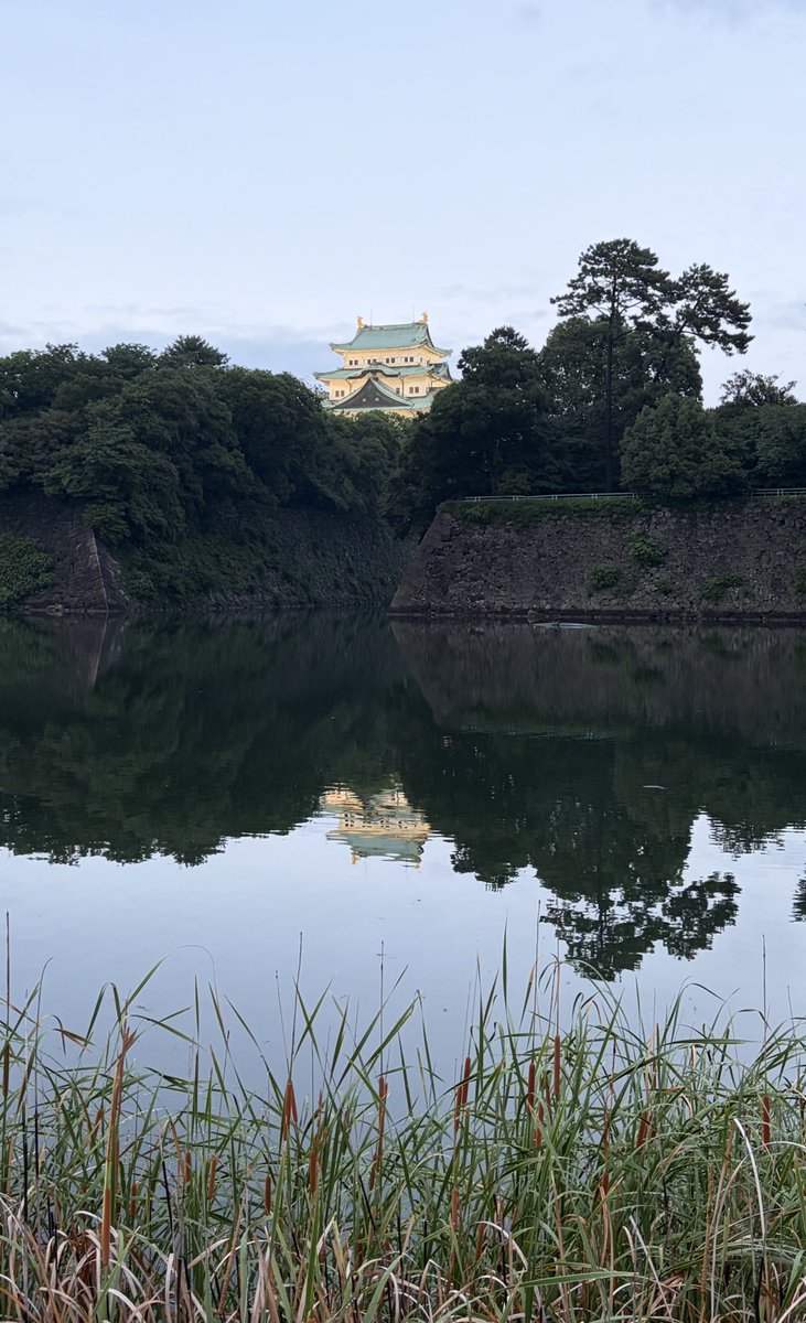yas_7783's tweet photo. 本日は名古屋能楽堂にて-能 狂言-『日出処の王子』を観劇。
私の好きなもの��2つも重なるなんて、なかなか貴重な機会。
真ん中の厨子の使い方が上手い。
能狂言の所作の美しさと、笛、太鼓の音色と映像が合わさり、幽玄で優美な舞台でした。
しかしグッズ販売で能楽堂で並んだのは初めてだ。 https://t.co/7xg9IpMcUY