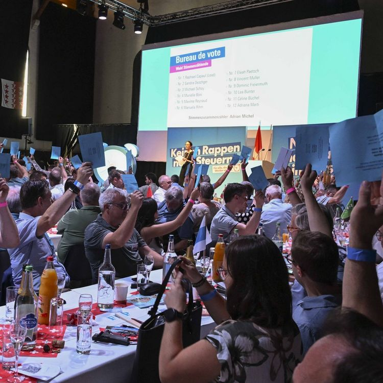 FDP_Liberalen's tweet photo. Wer morgens aufsteht, tüchtig anpackt und geduldig spart, soll sich etwas erarbeiten können – auch die eigenen vier Wände. Die FDP-Delegierten haben an ihrer Versammlung in Solothurn das Positionspapier «Bauen wir die Schweiz, besser denn je» verabschiedet. Die FDP will die Infrastruktur modernisieren, die Energieversorgung sichern und schönen, bezahlbaren Wohnraum schaffen.

Hier geht's zur Medienmitteilung👇
https://t.co/5rH6WioAgb
