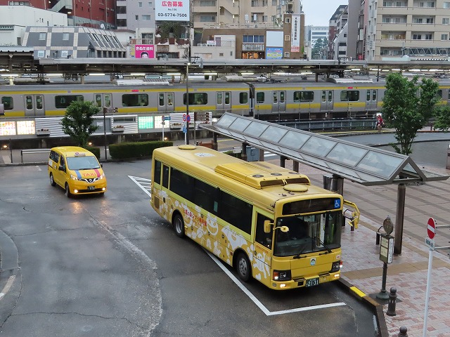 newc978's tweet photo. 三鷹駅へ。黄色×3。 https://t.co/NAmDDdnxVi
