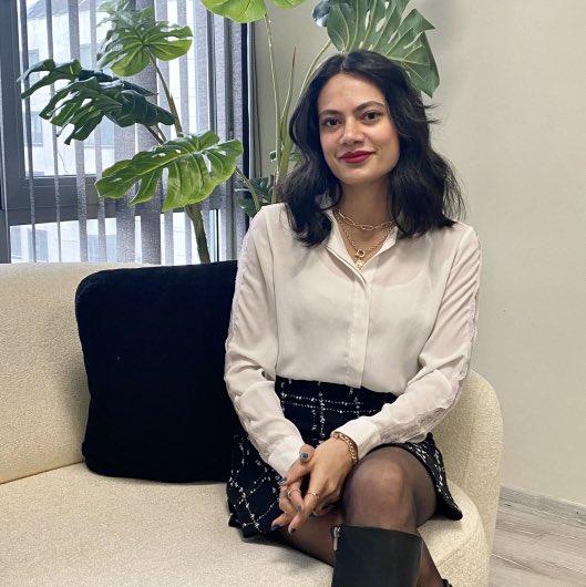 jurnalhabertr's tweet photo. Psikolog Danışman Hatice İdiz, psikolojisi bozuk insanların yaptığı 5 davranışı anlattı.

• Kendi kafasında senaryolar kurmak ve bunlara inanmak.

• Aniden sebepsiz yere sinirlenmek.

• Aşırı derecede yemek yemek veya hiç yememek.

• Geceleri geç saatlere kadar uyuyamamak veya uykunun bölünüyor olması.

• Başkalarına yalanlar söylemek ve bu yalanlara zamanla inanmak.