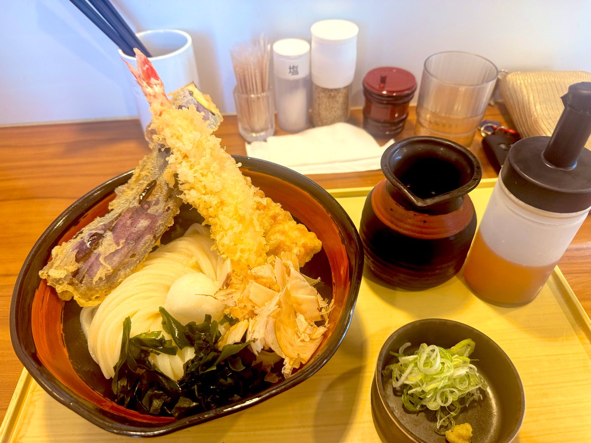 mysomizo's tweet photo. 袋井市のこしまるうどん！麺のコク、コシ、カツオ出汁、天ぷら、すべてバランスよく、優しい美味しいうどん。麺にこだわるならここ。おすすめです♪ https://t.co/ggXMRFNIg2