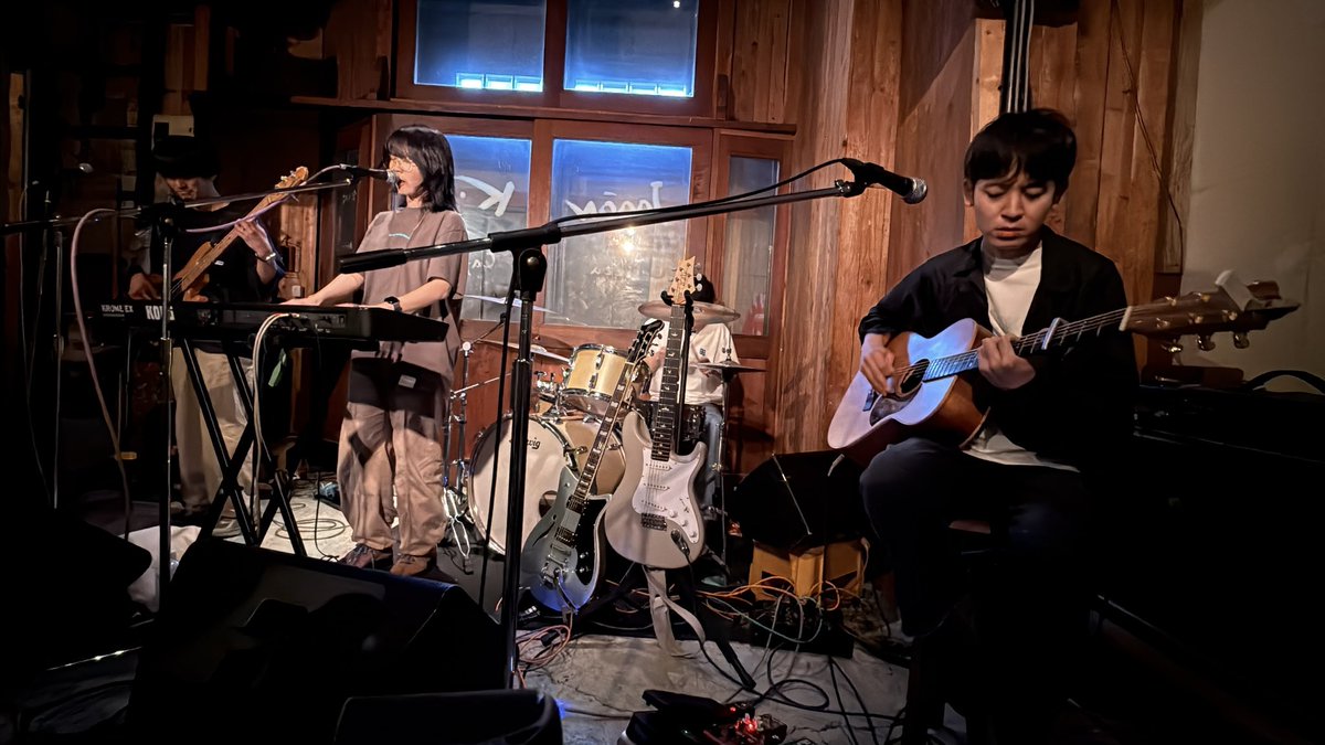prx11's tweet photo. 今宵のtiny yawn、凄〜く細い糸と針で魂こめて縫われたのに出来上がったのはとって〜も大胆で色鮮やかな刺繍！そんなワンマンライブでした。脱力系MCも何気にアツかったり💦
本編最後のyawnで私の頬が濡れてきたのは台風7号のせいです😑
関西でもワンマンお願いしますね。いいハコありますし。

とても良かったので久しぶりに味噌煮込みうどん！漬物おかわり自由ではなくなっても結局来てしまいますよね。名古屋まで連れてきてくれてありがとtiny yawn！！