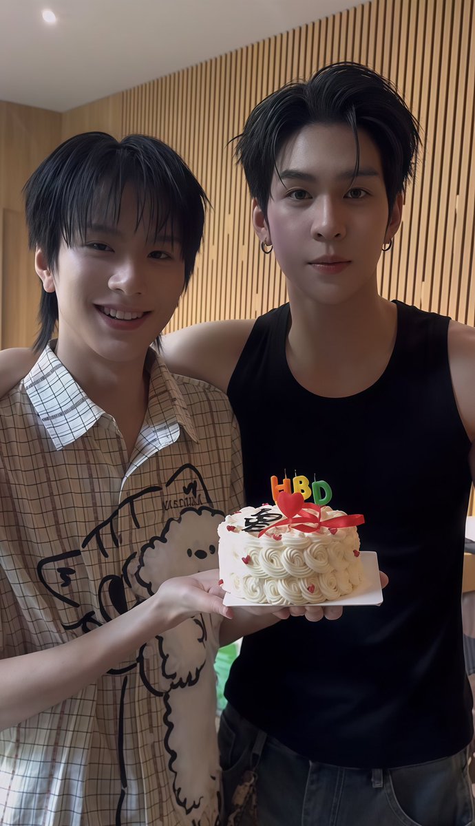 kokkodecoco's tweet photo. #auausave —
they love each other so much https://t.co/HHVX503oUN
