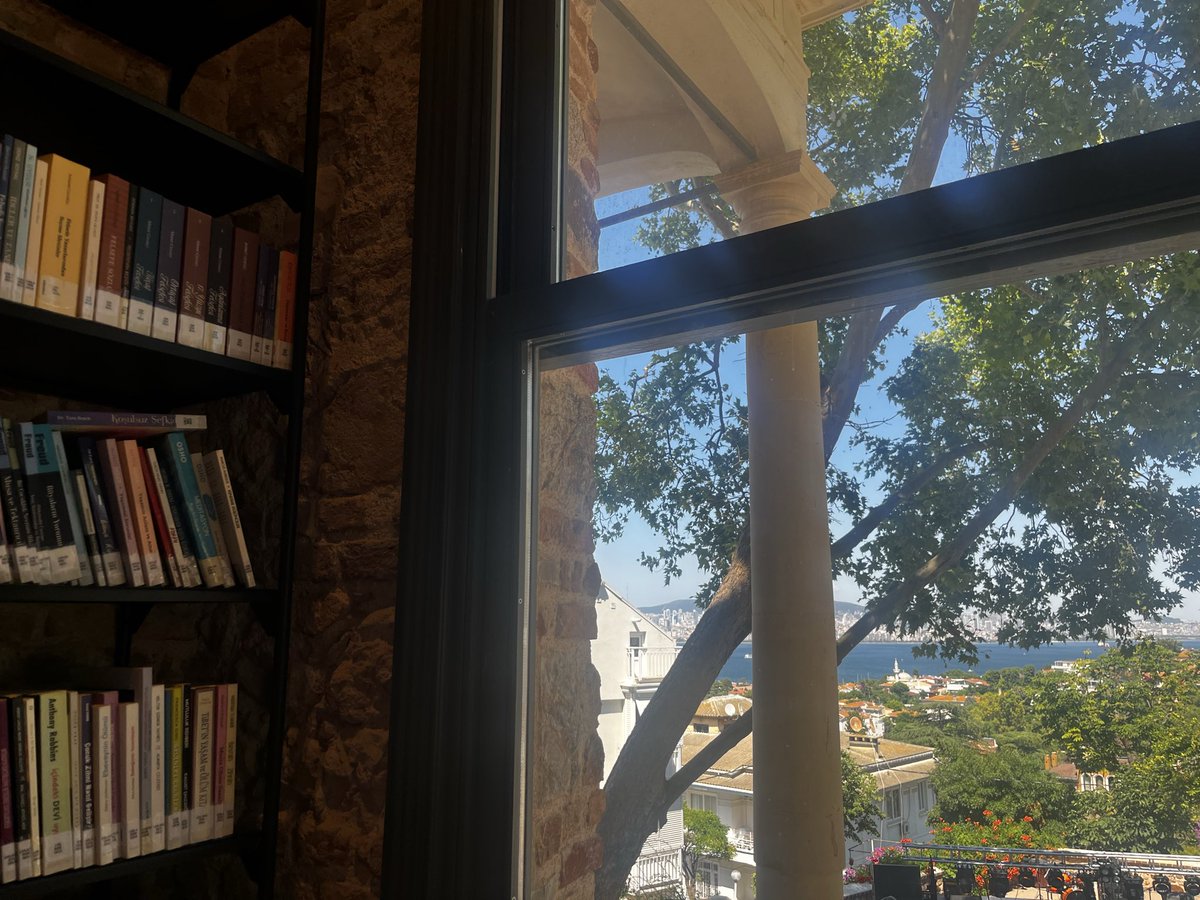 EzelSaritepe's tweet photo. “Yalnız sessiz olun, burası bir kütüphane.”
Taş Mektep’in dışında her profilden fotoğraf çektirip içinde ne olduğunu bilmeden, anlamadan, ilgilenmeden çıkıp giden insan güruhu adına yine bir güzel utandım. https://t.co/gHematE2pk