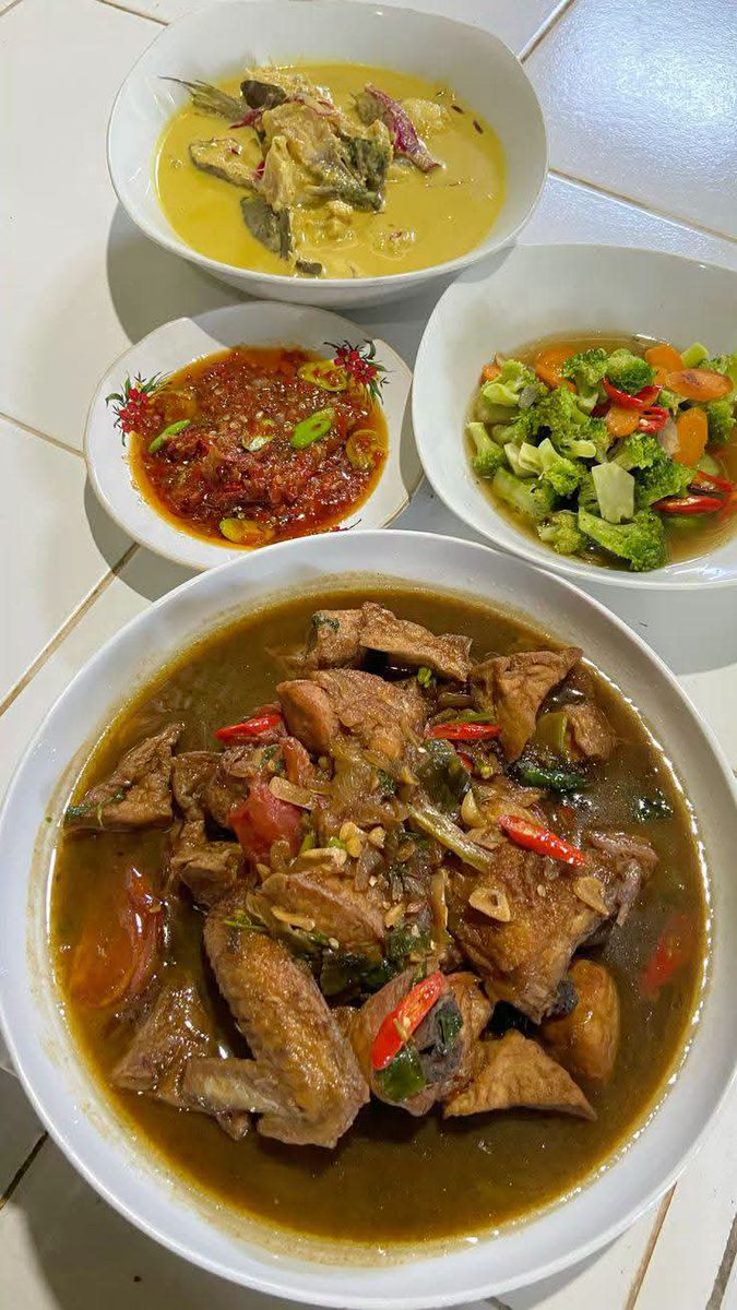 thania_nida's tweet photo. Malem bub mamah masak apa dirumah? Aku suka banget sama sambel Pete dimakan pake nasi anget dan kerupuk hihi. Kalian malam ini makan pake apa? https://t.co/oCSFVcHH0Q