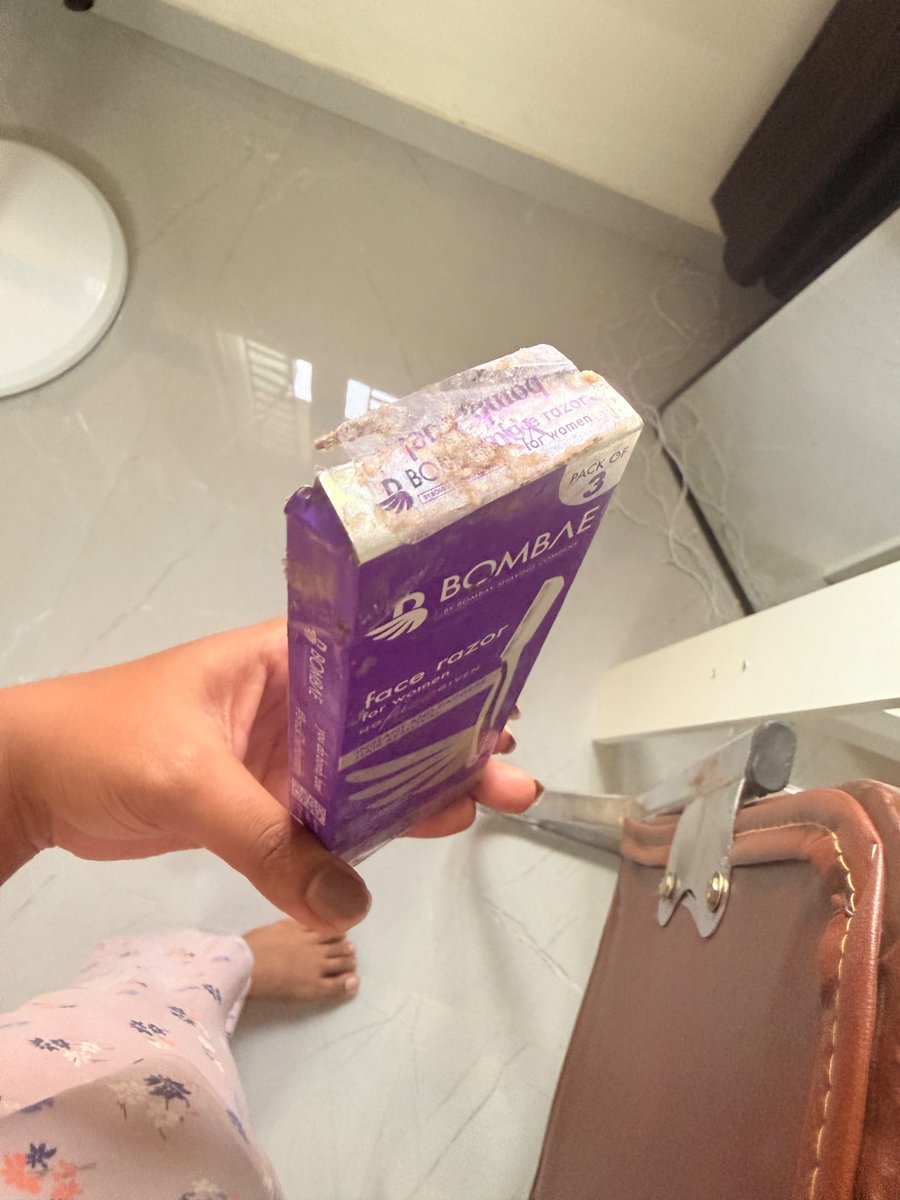 gar_ahuja's tweet photo. @letsblinkit it’s my 2nd delivery since yesterday where packaging was dirty/sticky. Sharing today’s picture as reference. Yesterday too shampoo bottle I ordered was just as dirty, they kept it directly on coriander I ordered. couldn’t even use it because of shampoo smell in it. https://t.co/ts6hXbcldY