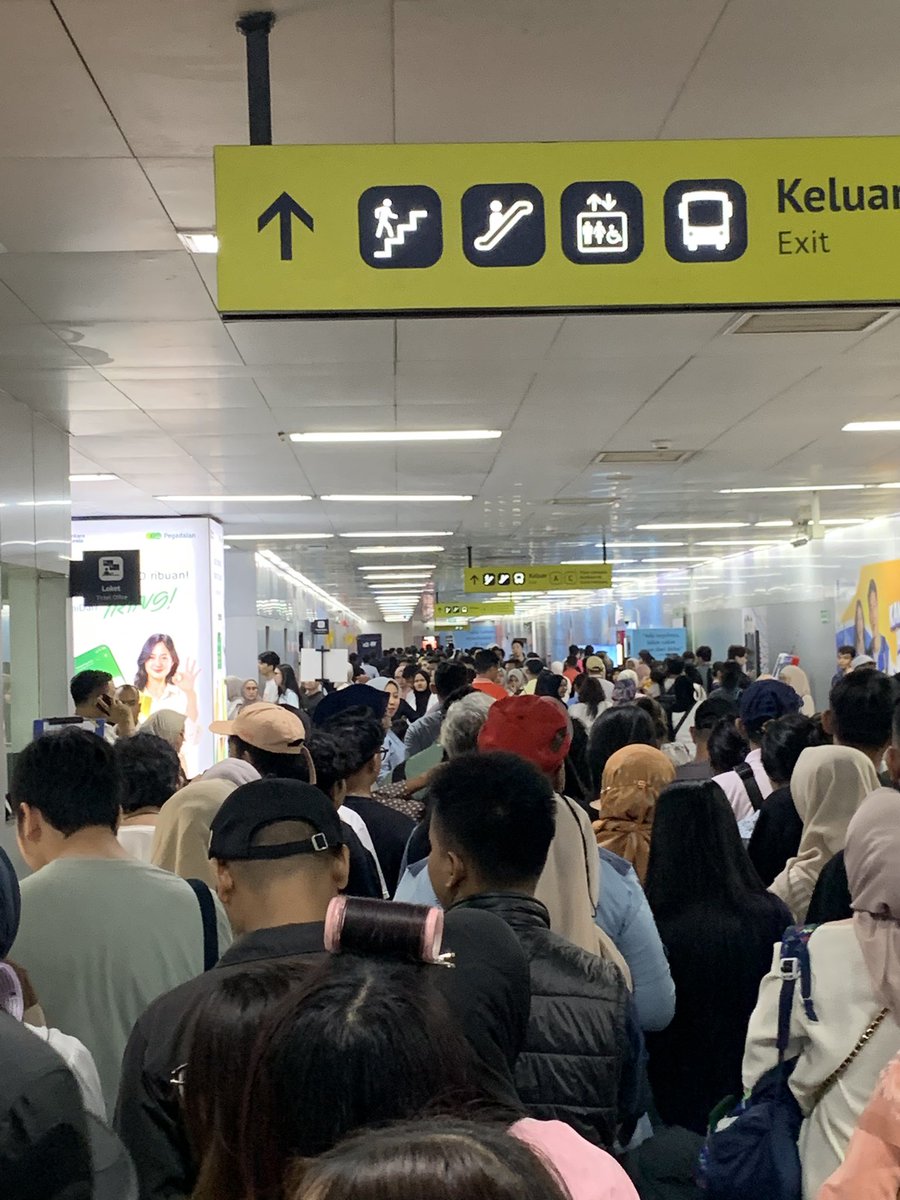 rizefield's tweet photo. antrian keluar dari MRT Bundaran HI. udah mah Rp 1 + HUT DKI DWARRRR MELEDAKKK

kakk @txtdrjkt https://t.co/qsF7Lc7a4J