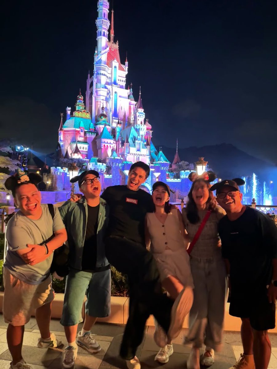 SMILEFORDONNY's tweet photo. Donny’s Instagram Post! 🏰

“Best way to cap our tour! Team trip at the happiest place on earth 🤍✨@hkdisneyland #HKDisneyland”

@donnypangilinan #DonnyPangilinan https://t.co/bpRXjrfQRq