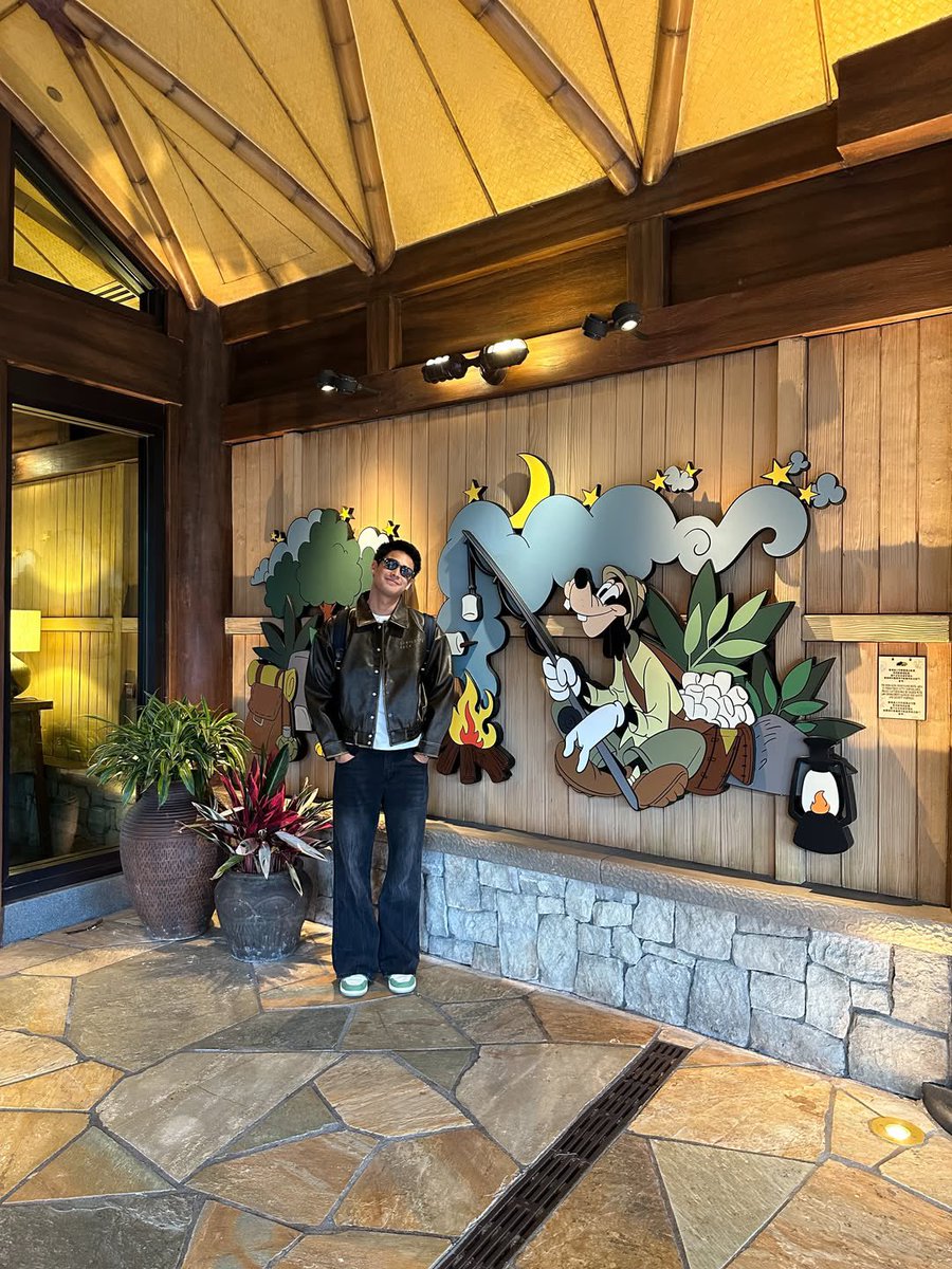SMILEFORDONNY's tweet photo. Donny’s Instagram Post! 🏰

“Best way to cap our tour! Team trip at the happiest place on earth 🤍✨@hkdisneyland #HKDisneyland”

@donnypangilinan #DonnyPangilinan https://t.co/rug3zCBG4Z
