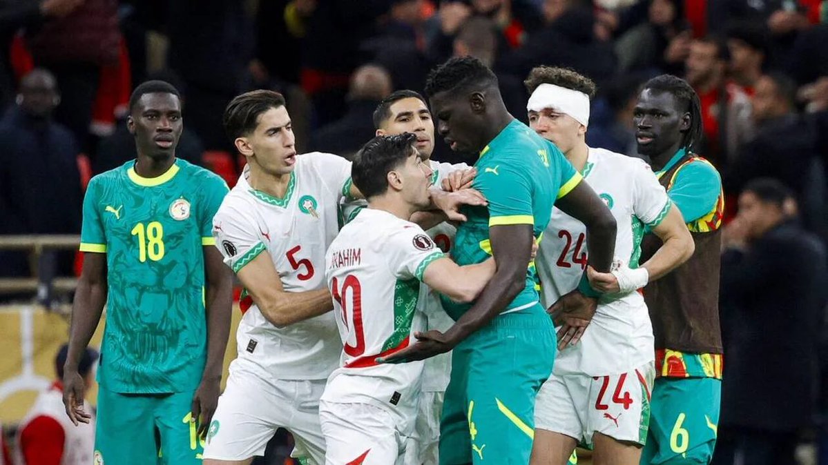 algeriactufoot_'s tweet photo. 🔴💣 𝗟𝗘 𝗙𝗢𝗢𝗧𝗕𝗔𝗟𝗟 𝗘𝗦𝗧 𝗙𝗜𝗡𝗜, 𝗣𝗢𝗨𝗥𝗤𝗨𝗢𝗜 𝗖𝗢𝗡𝗧𝗜𝗡𝗨𝗘𝗥 𝗔̀ 𝗠𝗘𝗧𝗧𝗥𝗘 𝗟𝗘𝗦 𝗦𝗘́𝗡𝗘́𝗚𝗔𝗟𝗔𝗜𝗦 🇸🇳 𝗘𝗡 𝗔𝗩𝗔𝗡𝗧 𝗣𝗢𝗨𝗥 𝗥𝗔𝗕𝗔𝗜𝗦𝗦𝗘𝗥 𝗟𝗘𝗦 𝗠𝗔𝗥𝗢𝗖𝗔𝗜𝗡𝗦 🇲🇦 ?

nos frères les plus proches sont les Marocains et Tunisien. Qu’on le veuille ou non, nous partageons une histoire, une culture, des traditions, une langue et des liens familiaux de chaque côté de la frontière.

D’ailleurs plusieurs moudjahidines qui ont combattu pour l’indépendance de l’Algérie ont eux-mêmes déclaré que les Marocains étaient nos frères. Les différends politiques entre États ne doivent pas effacer les liens historiques et humains entre les peuples. 🩸

Respect aux Sénégalais comme à tous les peuples africains, mais il n’y a pas besoin de rabaisser un peuple pour en valoriser un autre.

 ◾️𝘈𝘩𝘮𝘦𝘥 𝘉𝘦𝘯 𝘉𝘦𝘭𝘭𝘢 :
    « 𝘓𝘦 𝘔𝘢𝘨𝘩𝘳𝘦𝘣 𝘦𝘴𝘵 𝘶𝘯. 𝘓𝘦𝘴 𝘧𝘳𝘰𝘯𝘵𝘪𝘦̀𝘳𝘦𝘴 𝘯𝘦 𝘥𝘰𝘪𝘷𝘦𝘯𝘵 𝘱𝘢𝘴 𝘯𝘰𝘶𝘴 𝘥𝘪𝘷𝘪𝘴𝘦𝘳. »
   
◾️𝘏𝘰𝘶𝘢𝘳𝘪 𝘉𝘰𝘶𝘮𝘦́𝘥𝘪𝘦̀𝘯𝘦 :
    « 𝘓𝘦 𝘔𝘢𝘨𝘩𝘳𝘦𝘣 𝘢𝘳𝘢𝘣𝘦 𝘦𝘴𝘵 𝘶𝘯 𝘤𝘩𝘰𝘪𝘹 𝘴𝘵𝘳𝘢𝘵𝘦́𝘨𝘪𝘲𝘶𝘦 𝘦𝘵 𝘶𝘯𝘦 𝘯𝘦́𝘤𝘦𝘴𝘴𝘪𝘵𝘦́ 𝘩𝘪𝘴𝘵𝘰𝘳𝘪𝘲𝘶𝘦. »
   
◾️𝘏𝘰𝘤𝘪𝘯𝘦 𝘈𝘪̈𝘵 𝘈𝘩𝘮𝘦𝘥 :
    « 𝘓𝘦 𝘔𝘢𝘨𝘩𝘳𝘦𝘣 𝘦𝘴𝘵 𝘯𝘰𝘵𝘳𝘦 𝘦𝘴𝘱𝘢𝘤𝘦 𝘯𝘢𝘵𝘶𝘳𝘦𝘭. »

Je vous vois déjà venir à dire que je suis Marocain et tout ça. Eh bien non. Wallah, je suis plus Algérien que certains d’entre vous, qui ne connaissent même pas l’histoire de leur soi-disant pays.

Le Maghreb est uni, que vous le vouliez ou non. Si vous pensez le contraire, c’est que vous ne connaissez pas votre propre histoire.

Aujourd’hui, le Maroc est leur cible. Demain, ce sera peut-être nous. Et vous regretterez d’avoir autant encensé le Sénégal uniquement pour rabaisser les Marocains.

Merci, au revoir, bande de Maghrébins fragiles. 🇩🇿🇹🇳🇲🇦