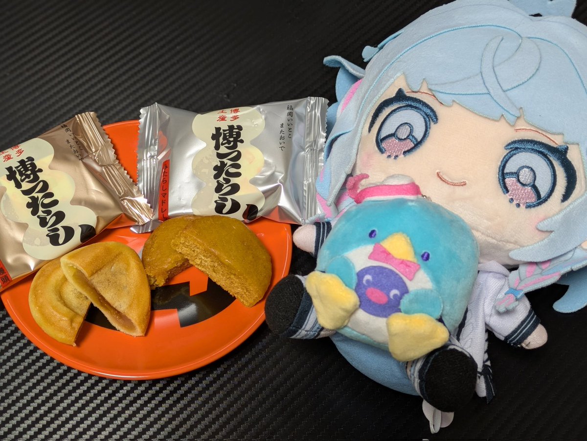 mone_nemon's tweet photo. すうちゃん「博ったらし」って知ってる？
福岡県の博多駅の中に「マイング」っいうショッピングモールの中にあるお土産屋さんなんだけど、みたらし饅頭とみたらしマドレーヌのセットを買ってみたよ♪
しっとりした側生地の中にみたらし味の餡が入ってて美味しいよ！
#枢ごはん
#水宮枢 https://t.co/kBwRCw7xpM