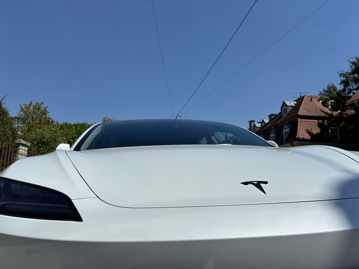 ChristopherS3XY's tweet photo. 🔥 Brutale Hitze in Wien heute – die Sonne knallt richtig! 🥵

Im Tesla den Kabinen-Überhitzungsschutz mit AC laufen lassen. Verbraucht schon spürbar Akku, aber der Innenraum bleibt angenehm kühl. Deutliche Erleichterung!

Wie macht ihr das bei der Hitze? Nutzt ihr auch den Überhitzungsschutz oder andere Tricks für einen kühlen Innenraum? 👇

#Tesla #Wien #Hitze #Heatwave #TeslaLife

@TeslaClubAT