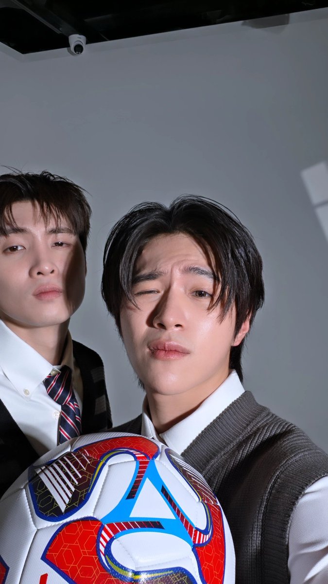 rathavit1997's tweet photo. เตะบอลหรือเตะมัน https://t.co/8dzijIHs3i