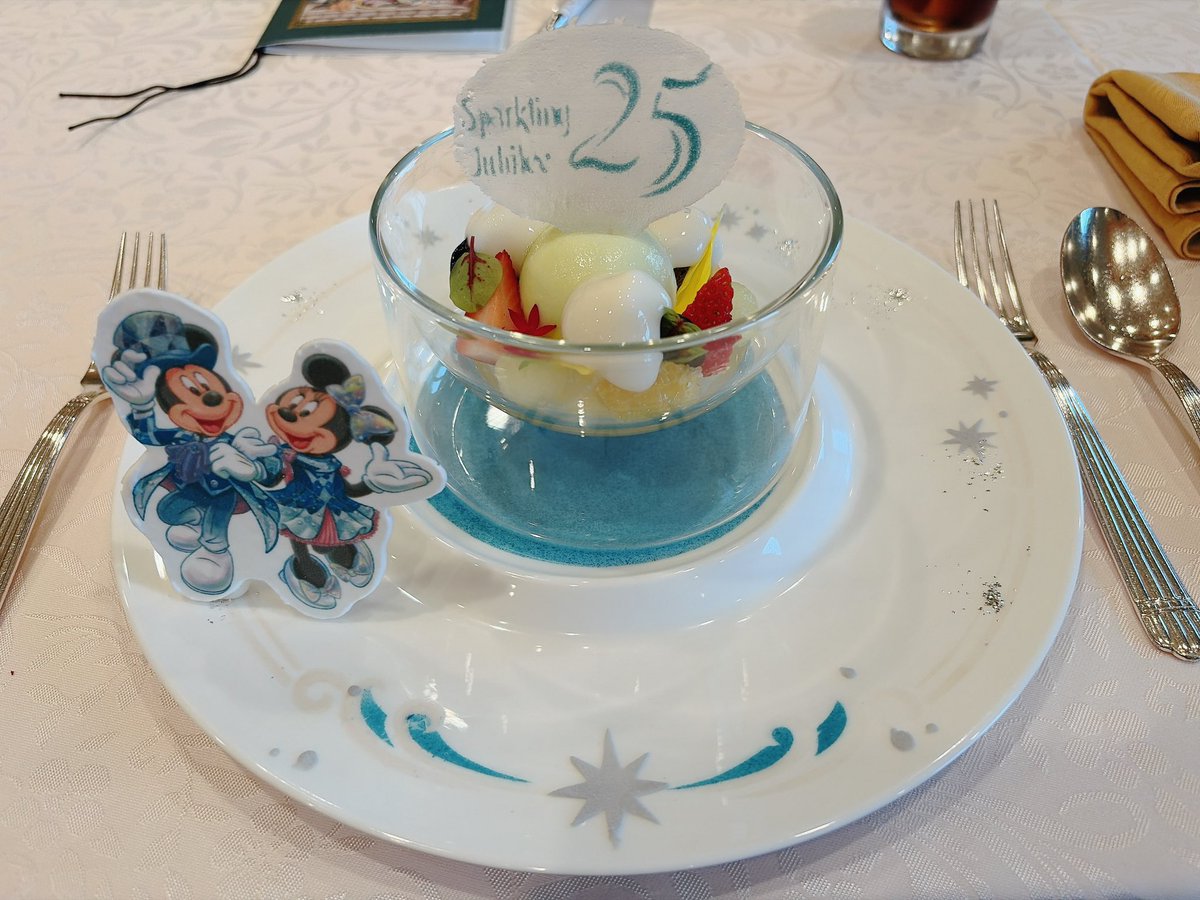 pi_pikachu1226's tweet photo. 一年遅れてしまったので、せっかくなら盛大にやりたいなと思い最大限ふざけました。看板みてツイートしてくださった方もいて嬉しいです。ミラコで顔合わせ、結婚式も挙げたので、還暦祝いをミラコスタの宴会場で。 カム•ジョイン•ザ•カンレキー♪60周年パーティー（OK出るか不安でした） https://t.co/AjufDxOcHo