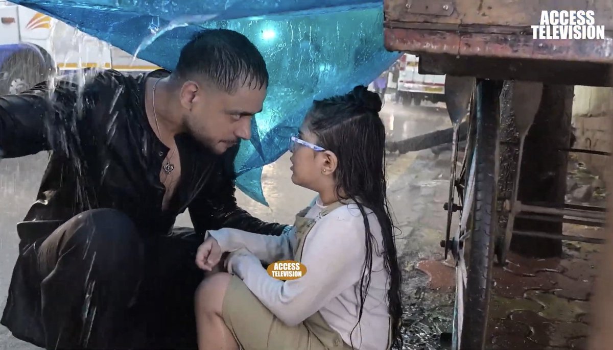 estheticsf78170's tweet photo. Finally, Dua comes face-to-face with Vik papa🥹.His instinctive urge to protect a stranger,unaware that she is his own dtr is truly touching.Dua is left frozen,unable to say a word as she sees him.That gentle forehead kiss is such a beautiful& heartwarming moment. #Mannat #DuVik https://t.co/gwc6JmjAi0